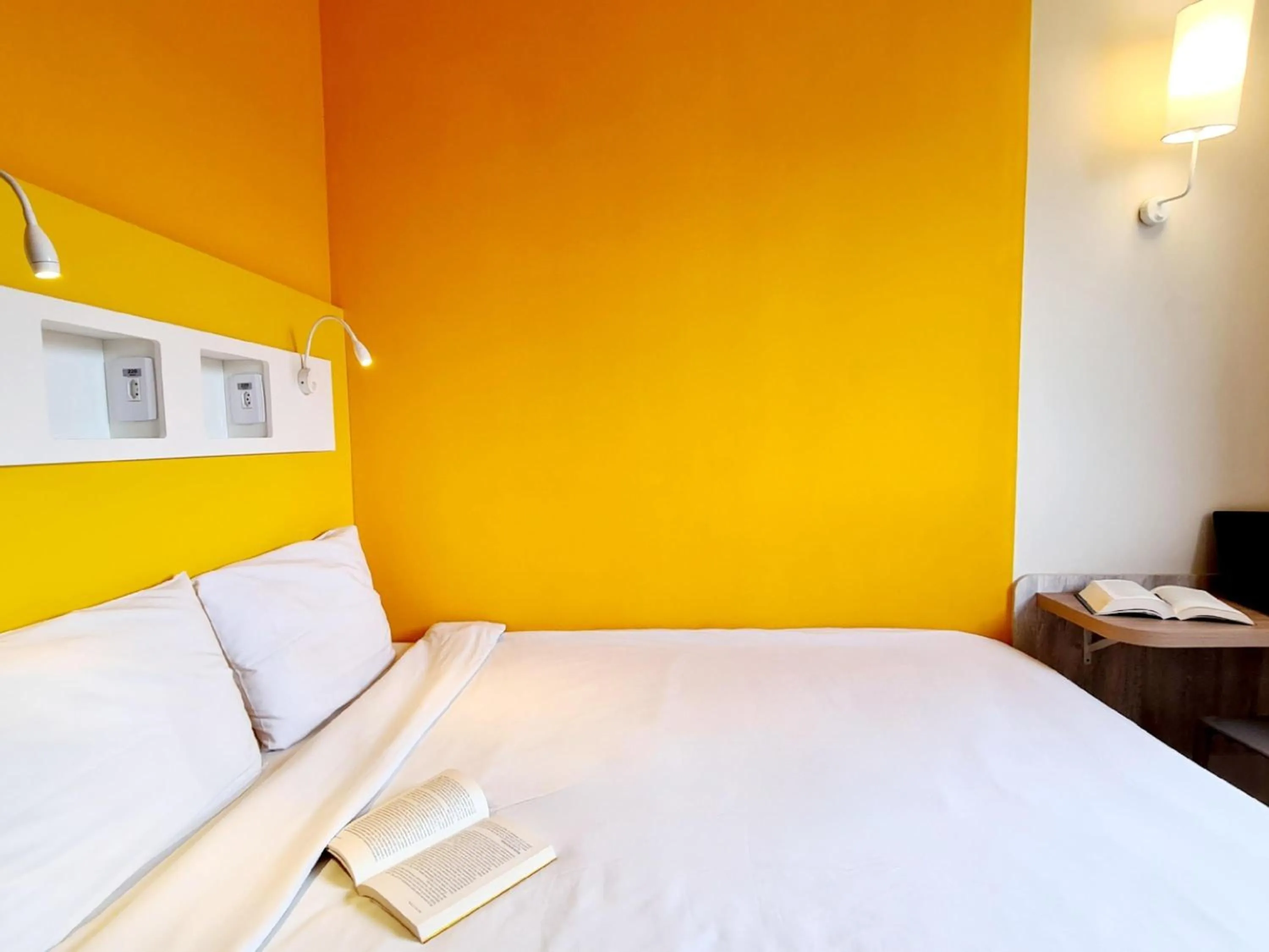 Bedroom, Bed in ibis budget Petropolis