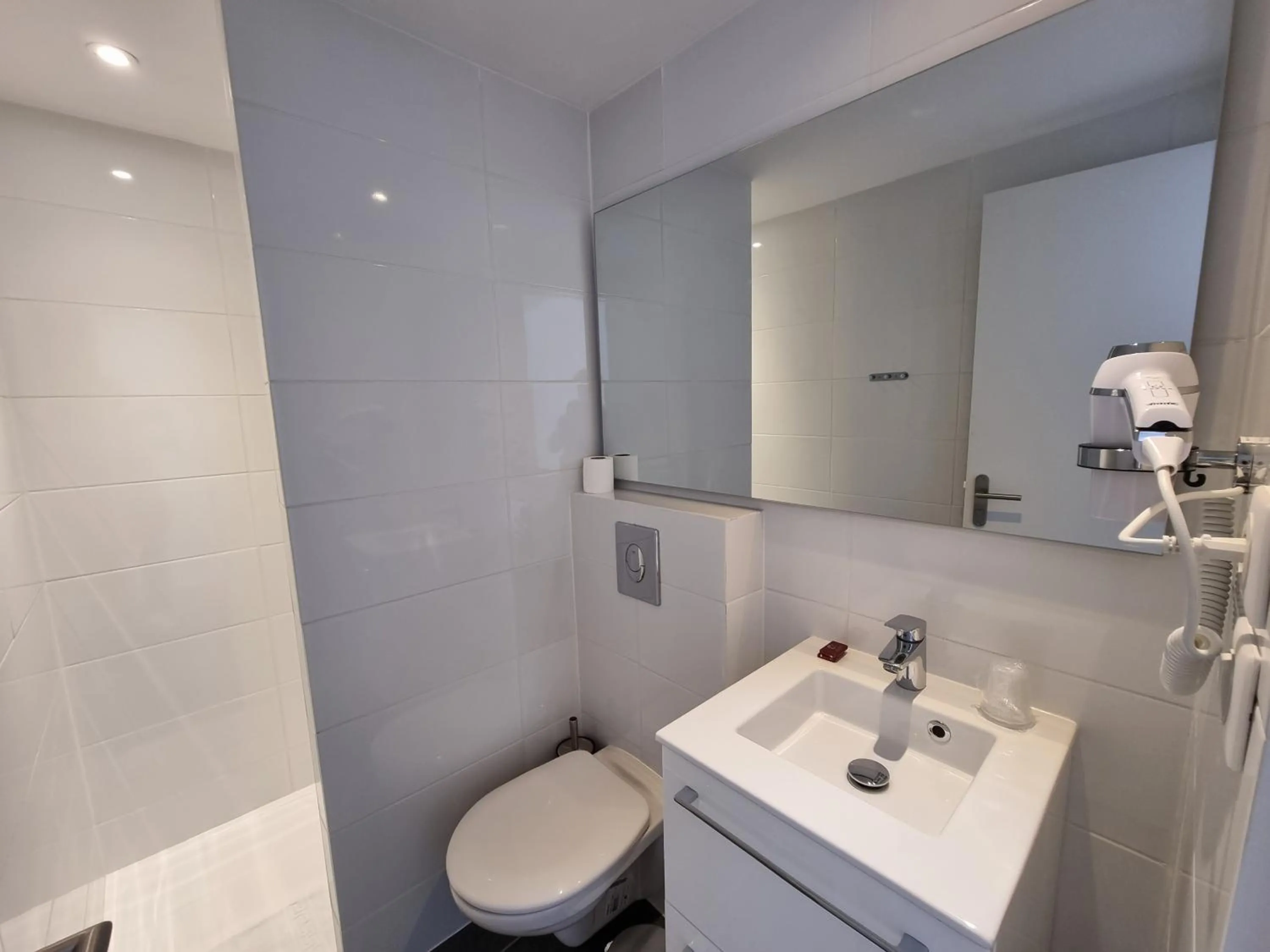 Shower in Oskar Hotel