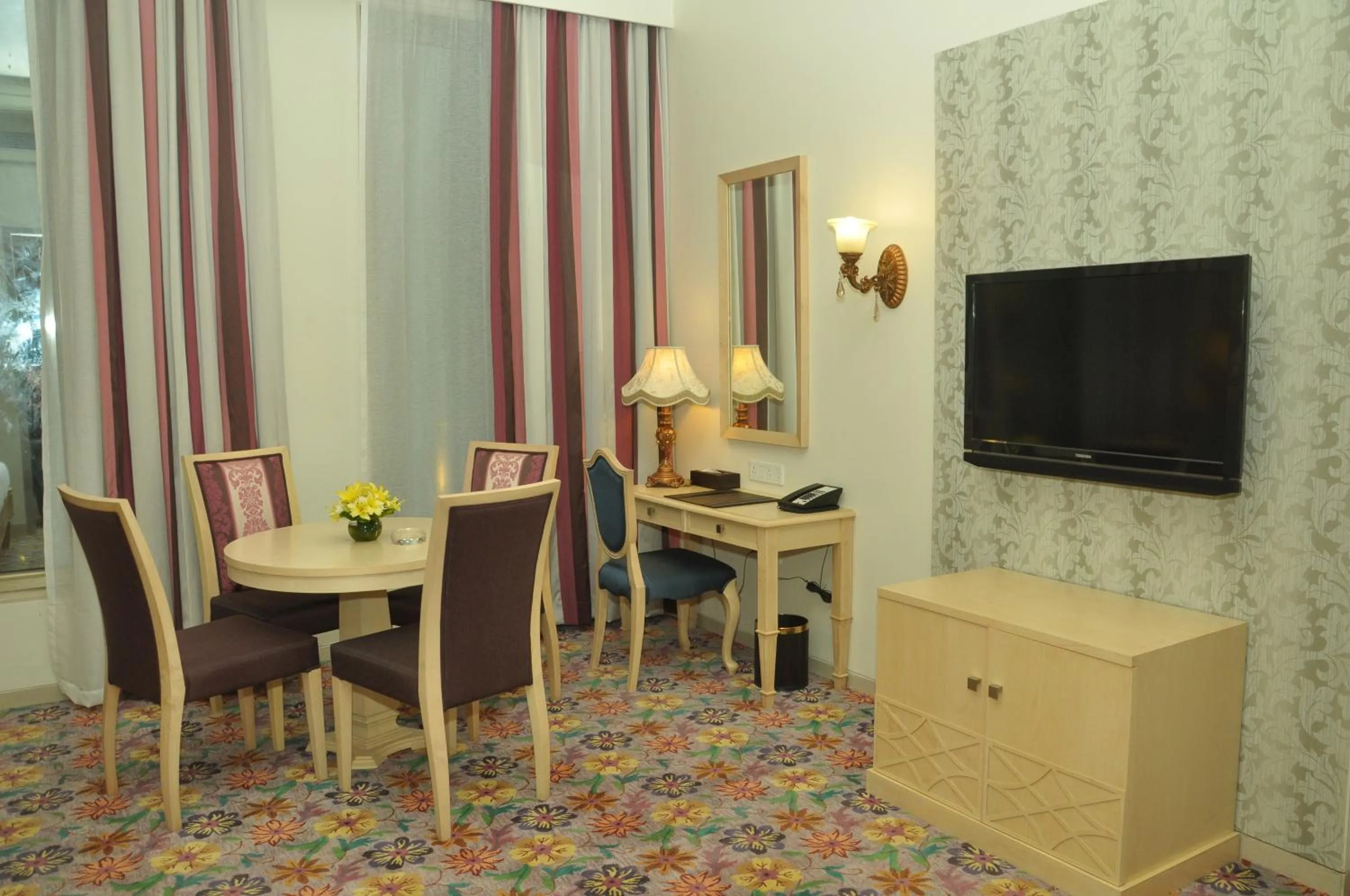 Dining area in Royal Tulip Navi Mumbai