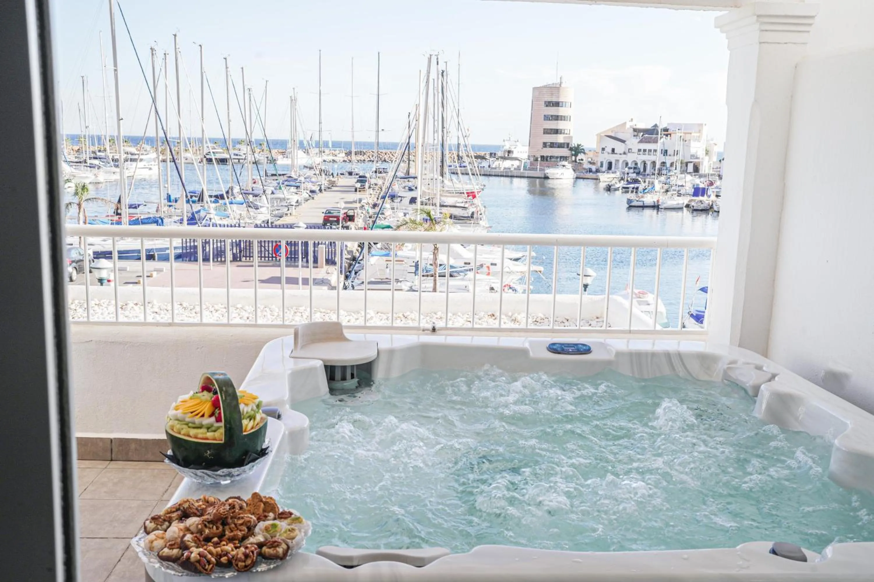 Hot Tub in Moon Hotel & SPA.