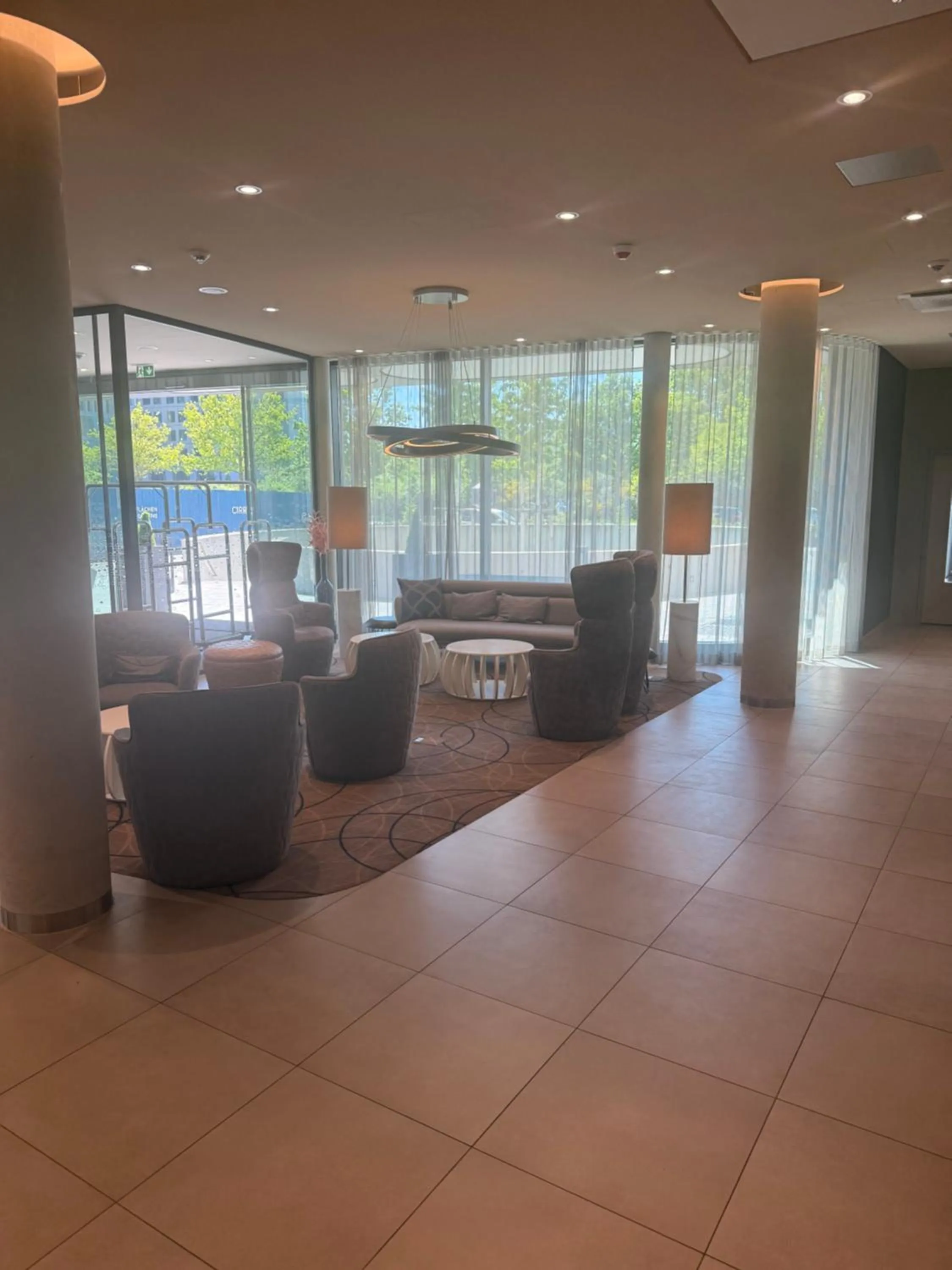 Seating area in Hampton By Hilton Frankfurt Airport