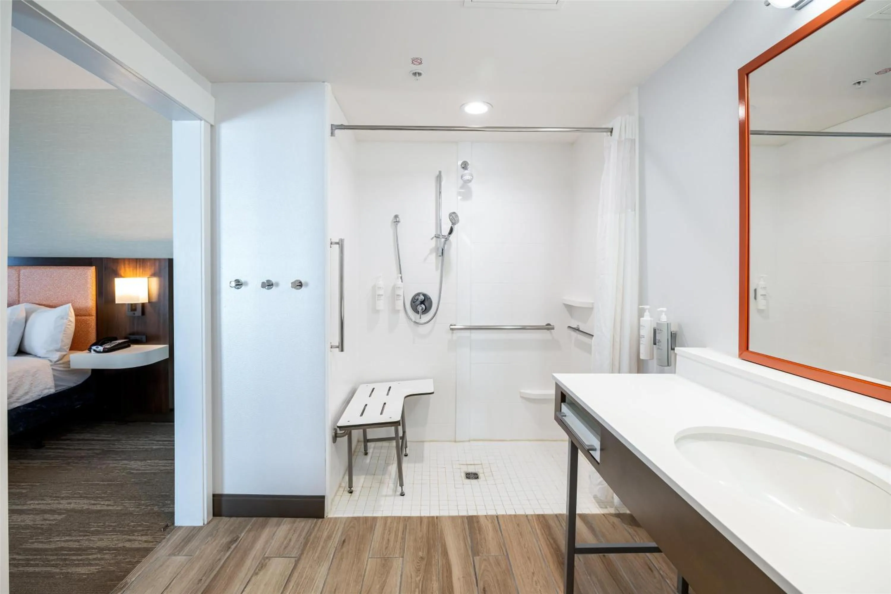 Bathroom, Bed in Hampton Inn And Suites Logan, Ut