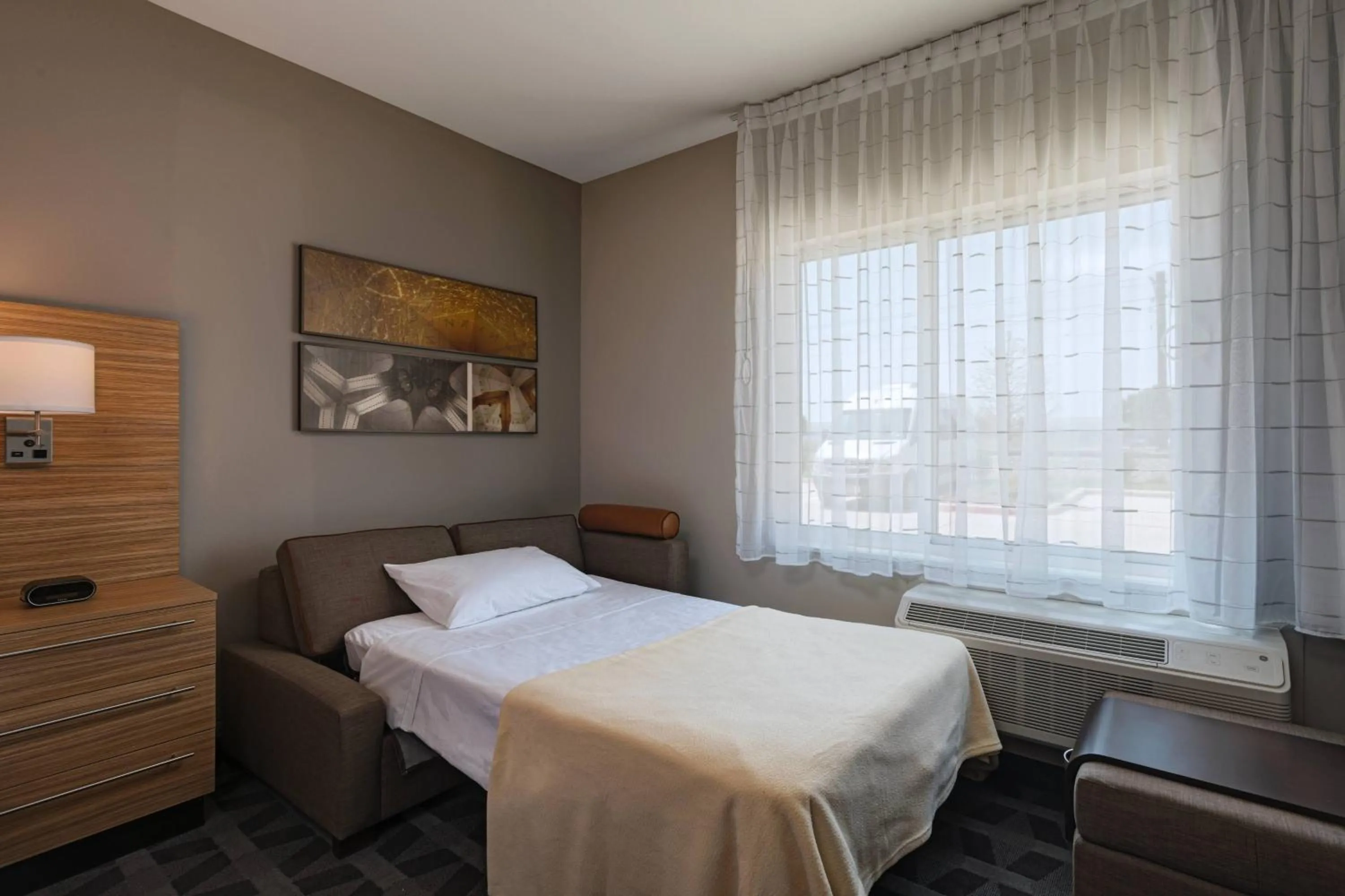 Photo of the whole room, Bed in TownePlace Suites by Marriott Dallas DFW Airport North/Irving