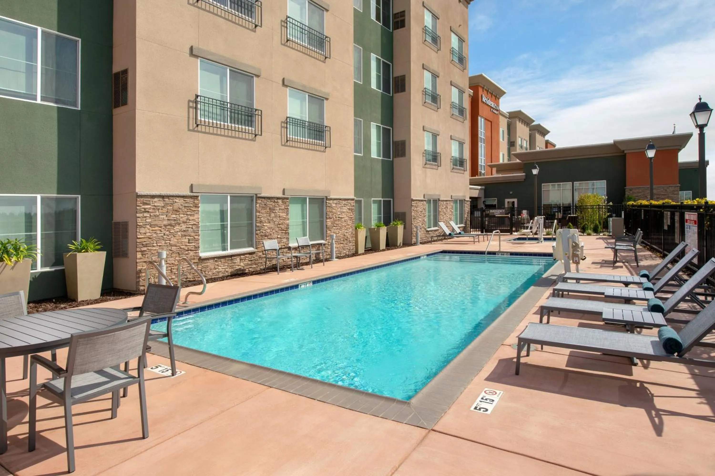 Swimming pool in Residence Inn by Marriott Modesto North