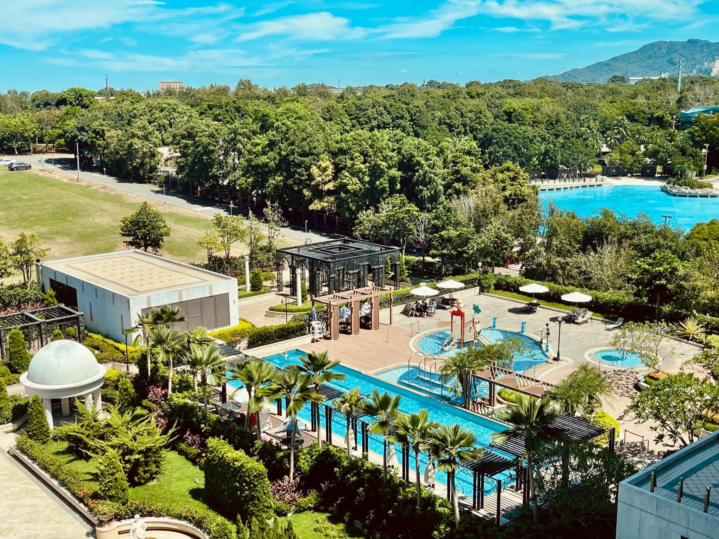 Swimming pool in Fullon Hotel LihPao Resort