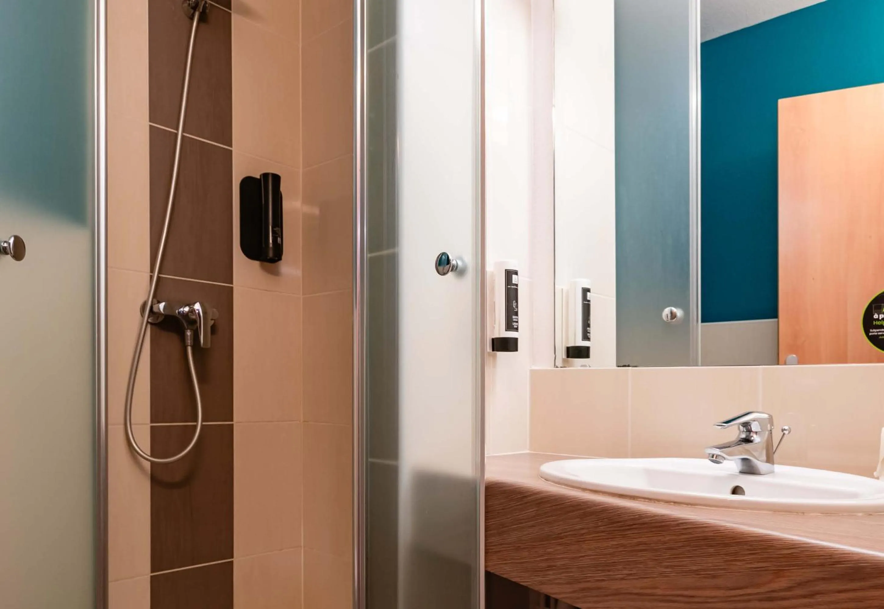 Bathroom in B&B HOTEL Saint-Etienne Monthieu