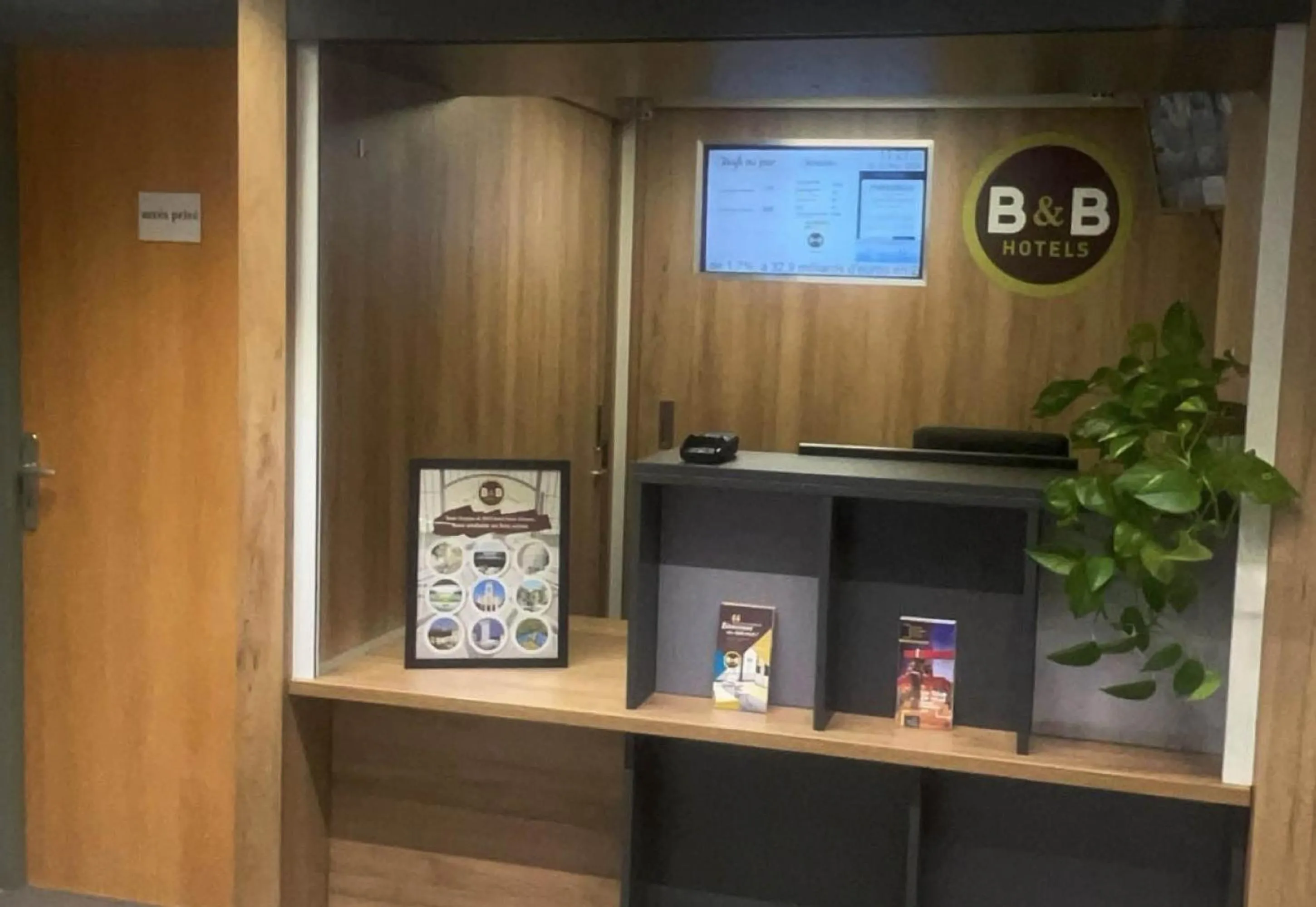 Lobby or reception in B&B HOTEL Saint-Etienne Monthieu