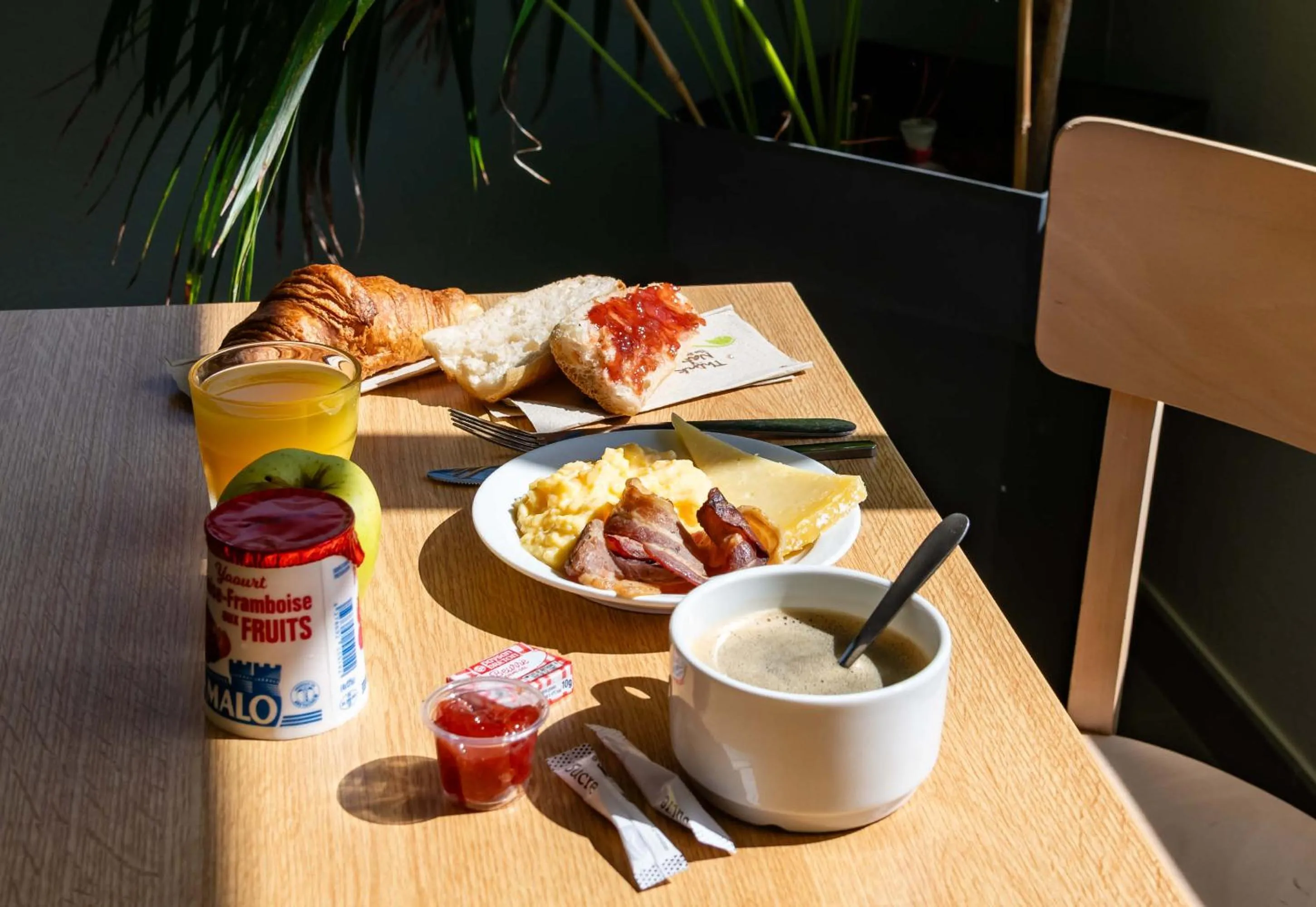Breakfast in B&B HOTEL Saint-Etienne Monthieu