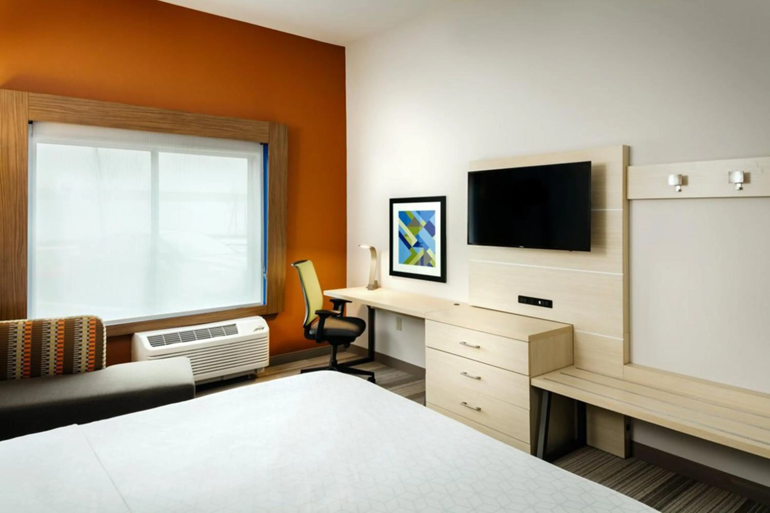 Photo of the whole room, Bed in Holiday Inn Express & Suites - Medford by IHG