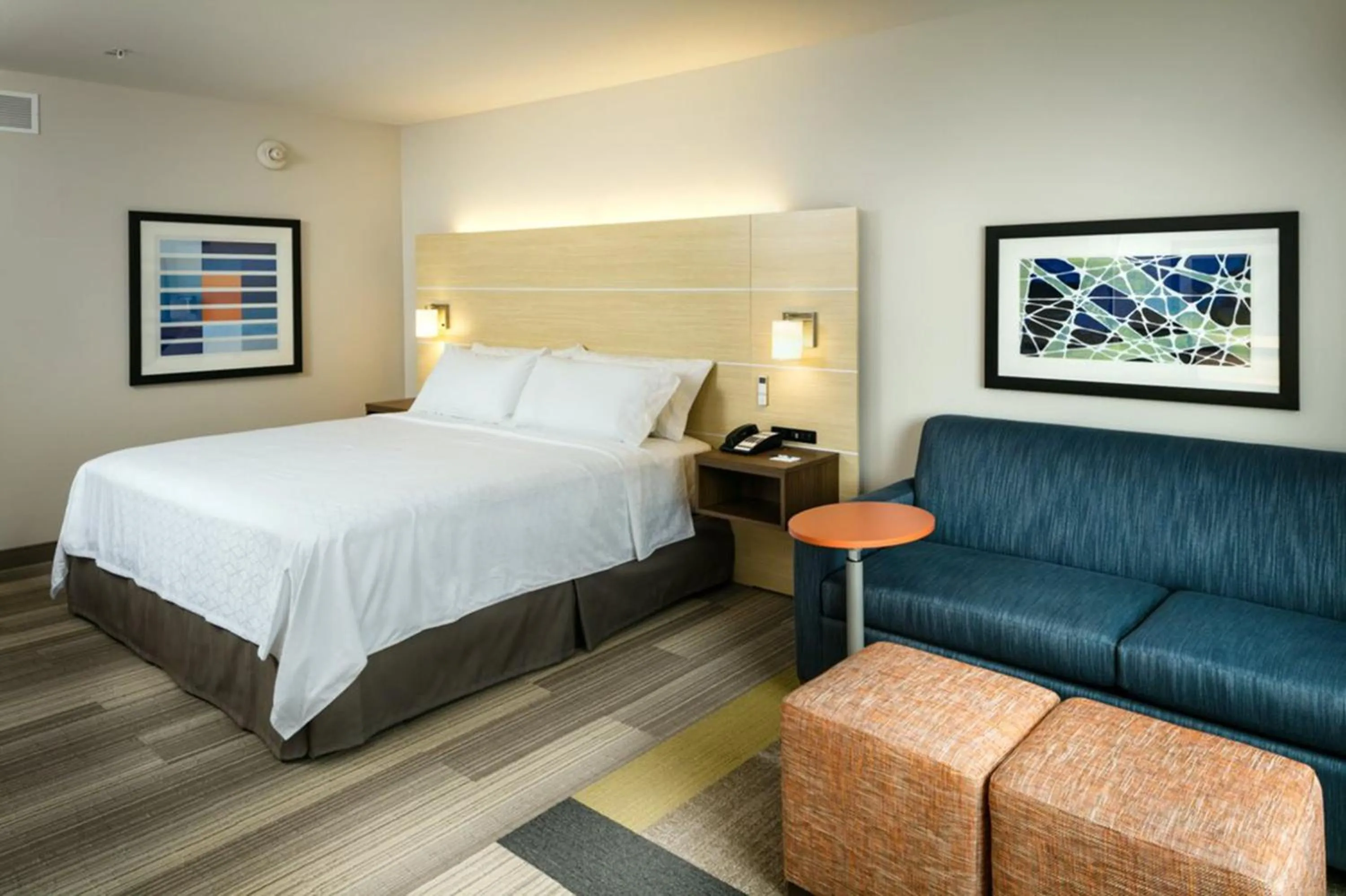 Bedroom, Bed in Holiday Inn Express & Suites - Medford by IHG