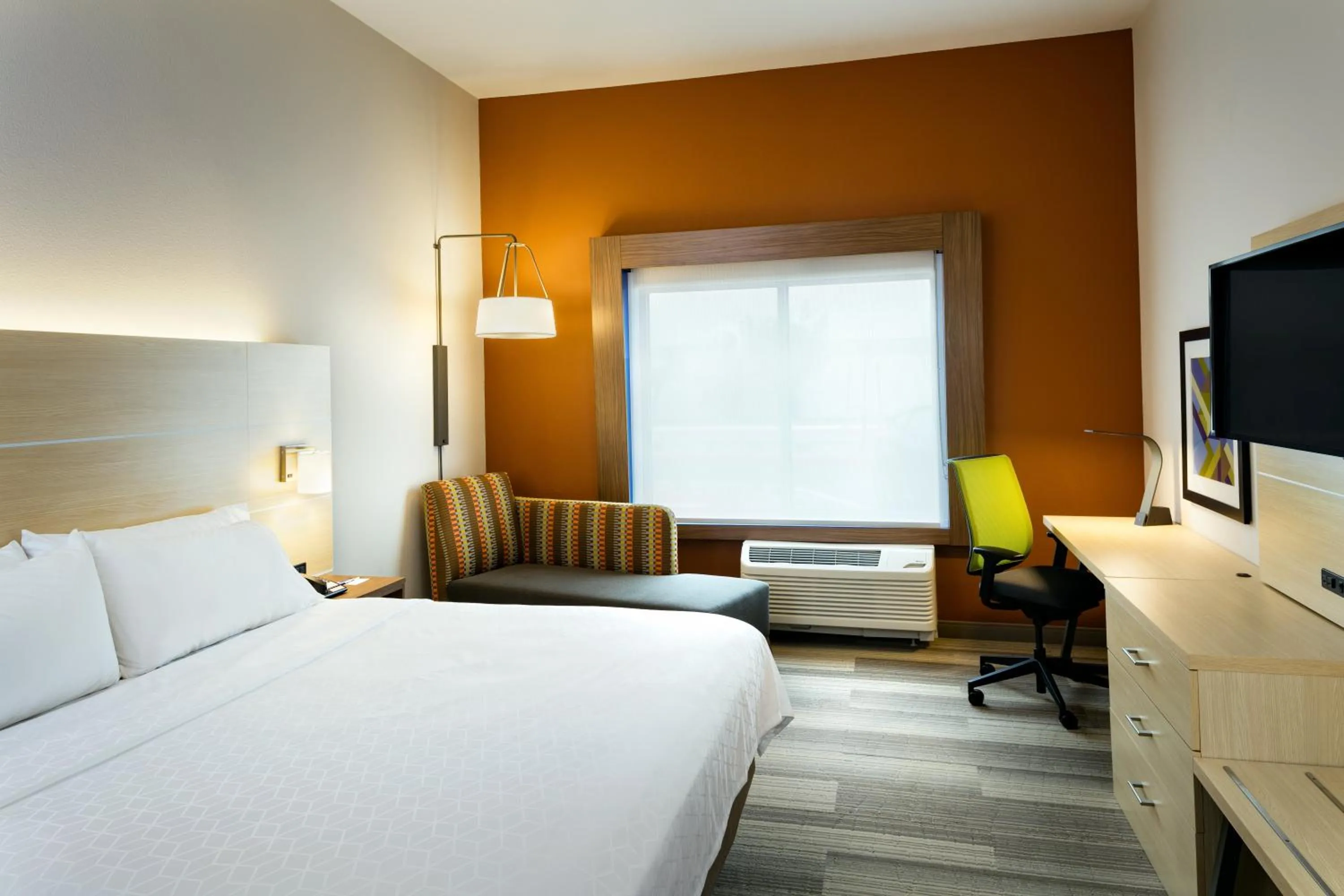 Photo of the whole room, Bed in Holiday Inn Express & Suites - Medford by IHG