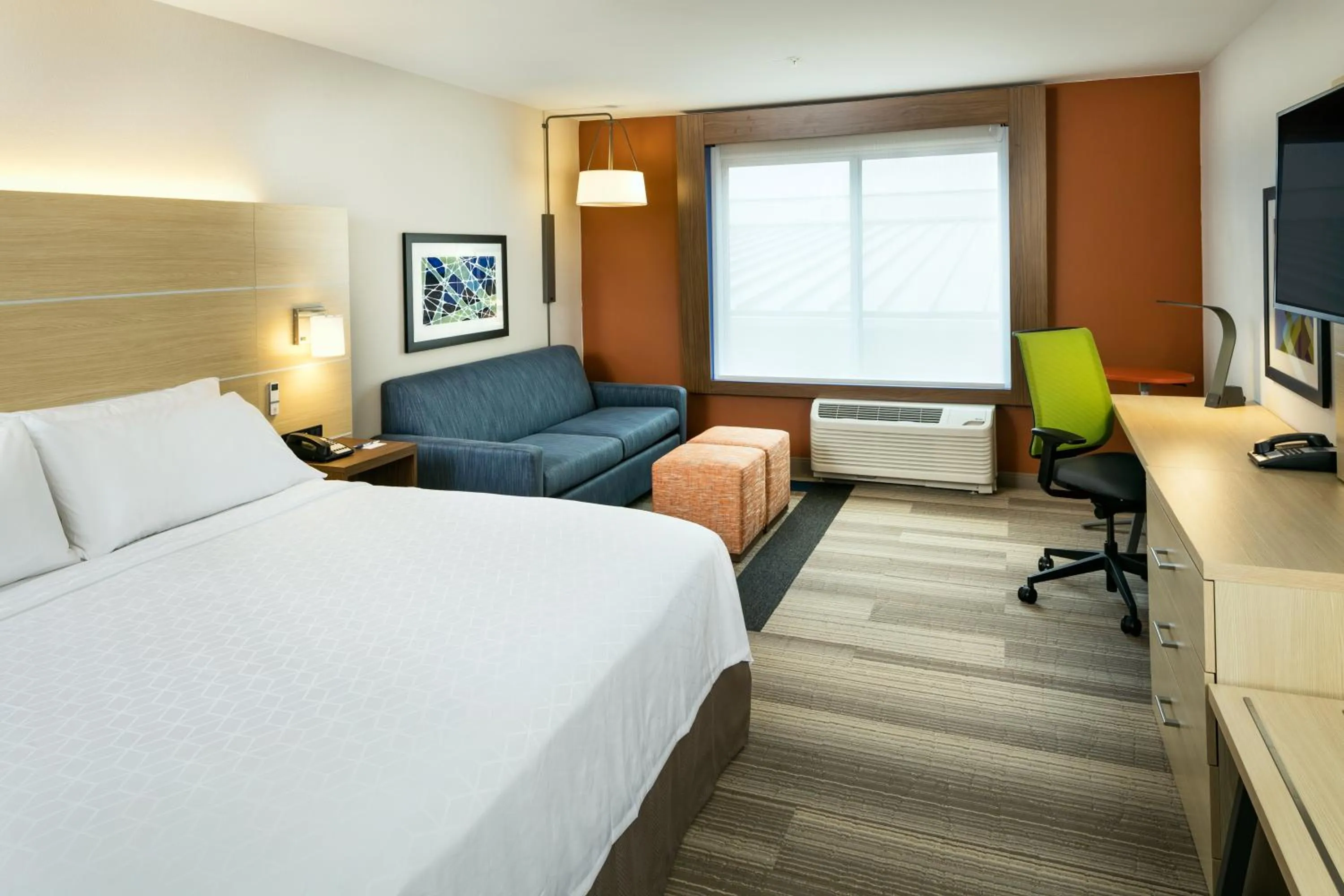 Bedroom, Bed in Holiday Inn Express & Suites - Medford by IHG