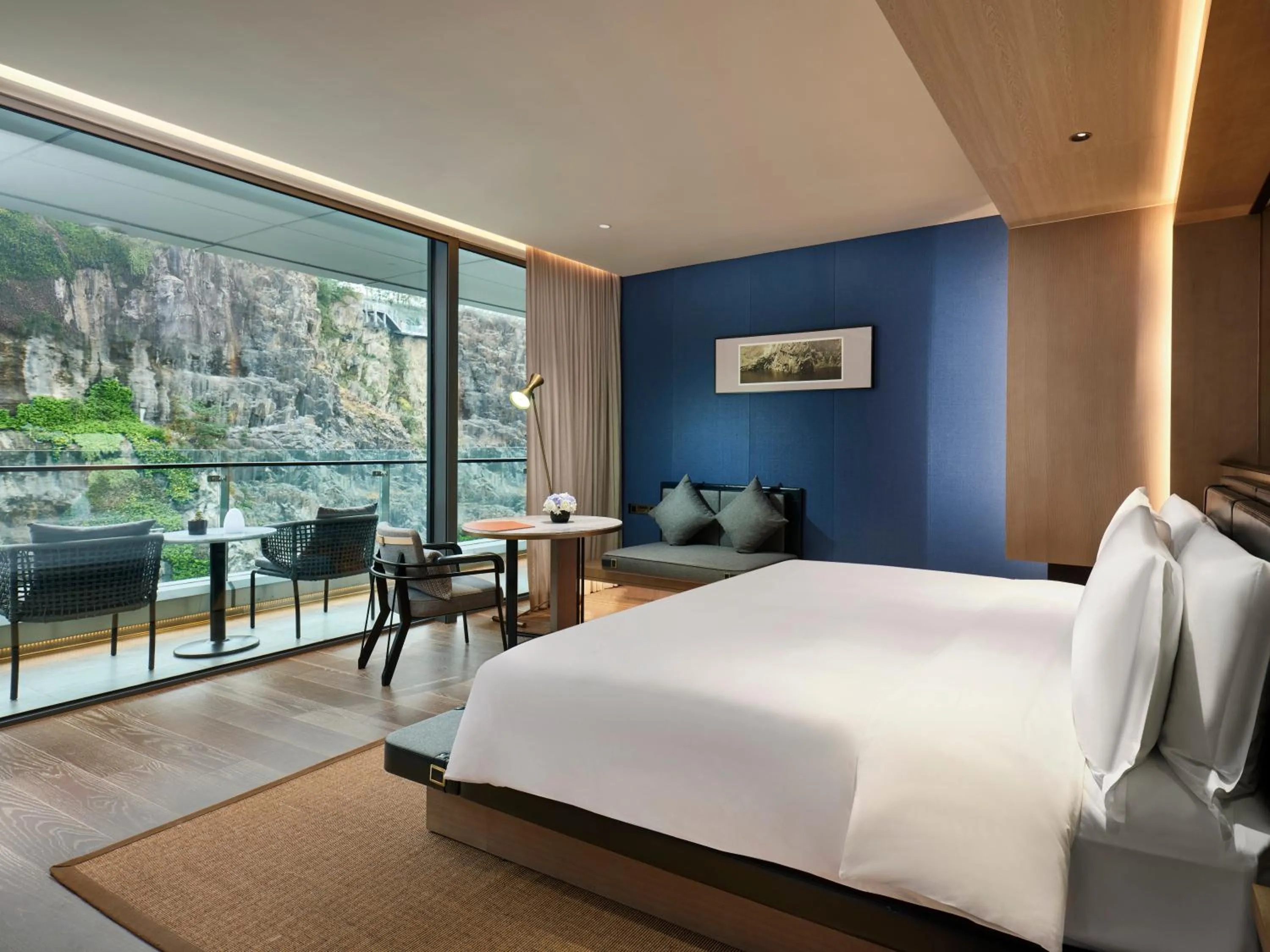 Photo of the whole room, Bed in InterContinental Shanghai Wonderland, an IHG Hotel