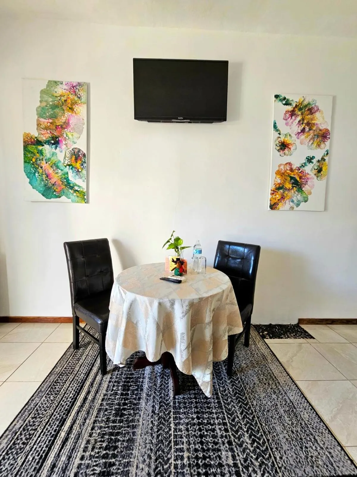 Communal lounge/ TV room in Mayan Majesty Boutique Hotel