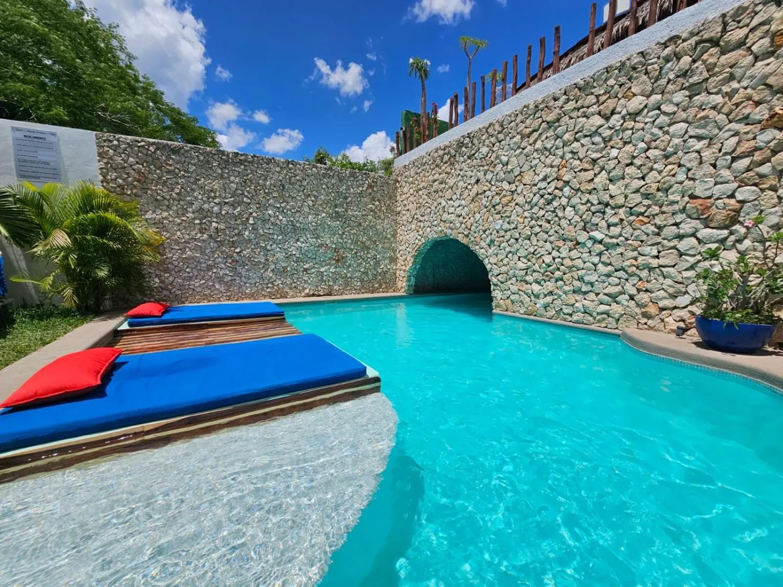 Swimming pool in Mayan Majesty Boutique Hotel