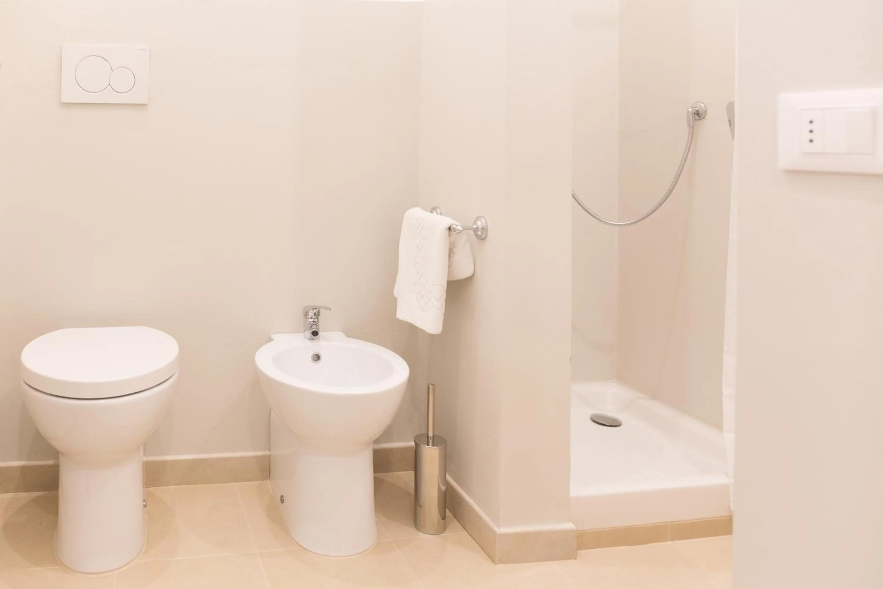 Shower in Pilastri Majestic Garden by Mmega