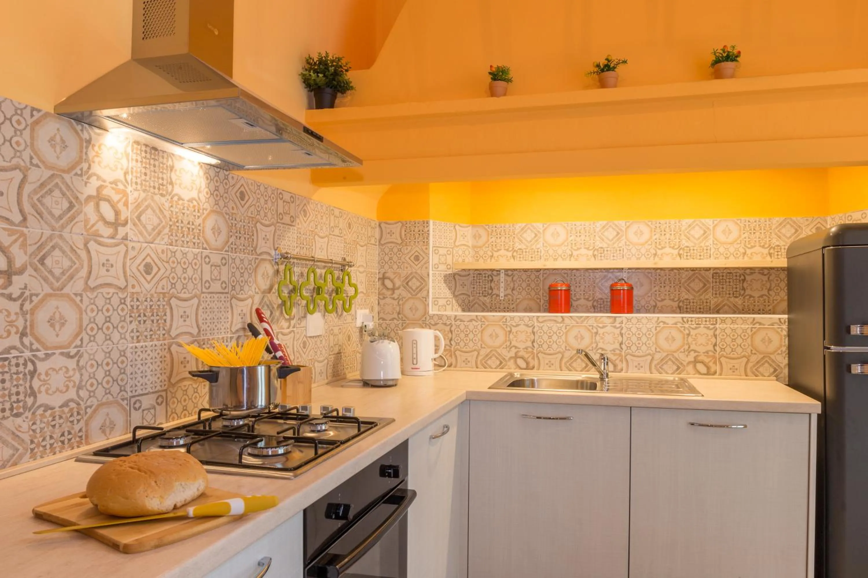 Kitchen or kitchenette in Pilastri Majestic Garden by Mmega