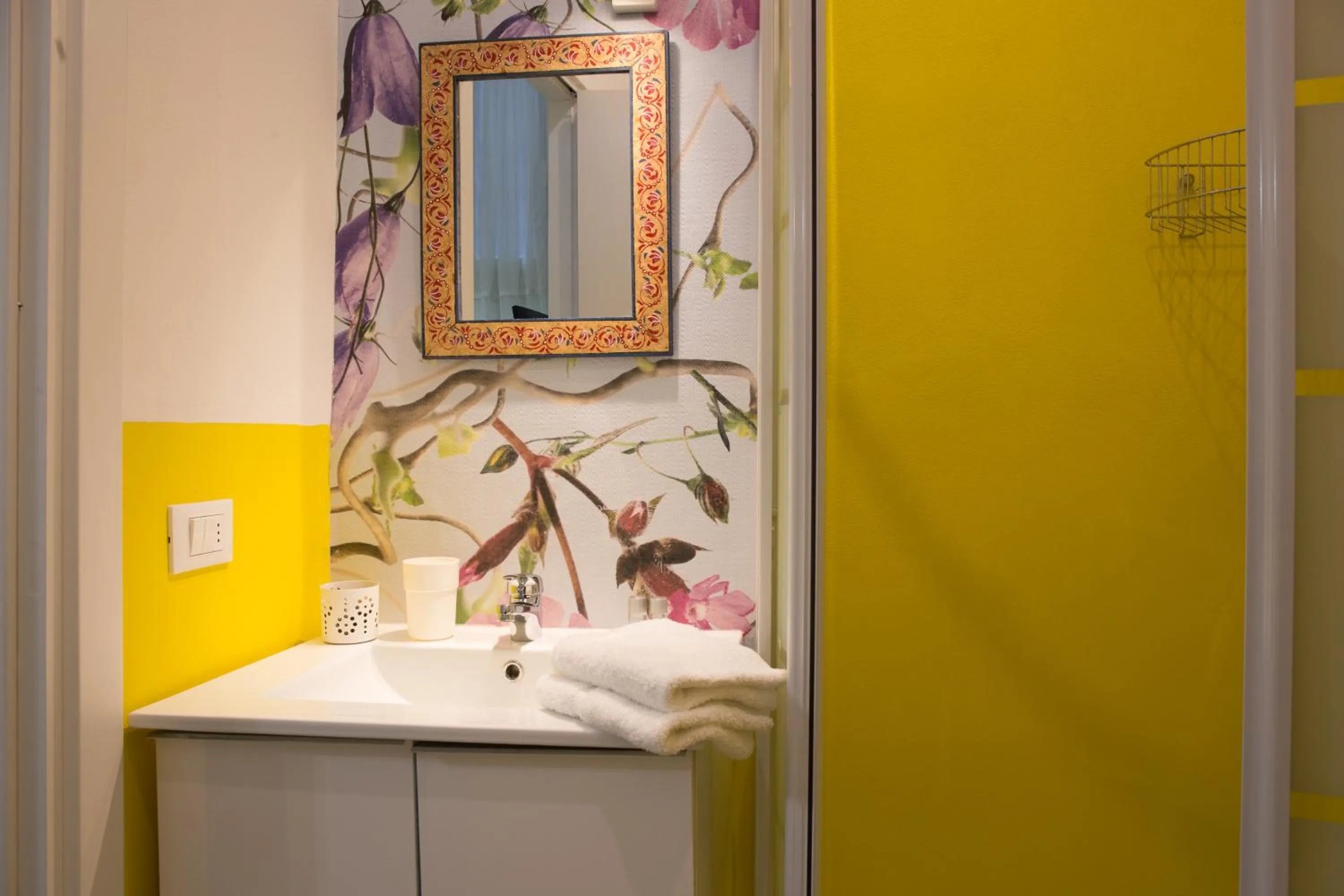 Bathroom in Pilastri Majestic Garden by Mmega