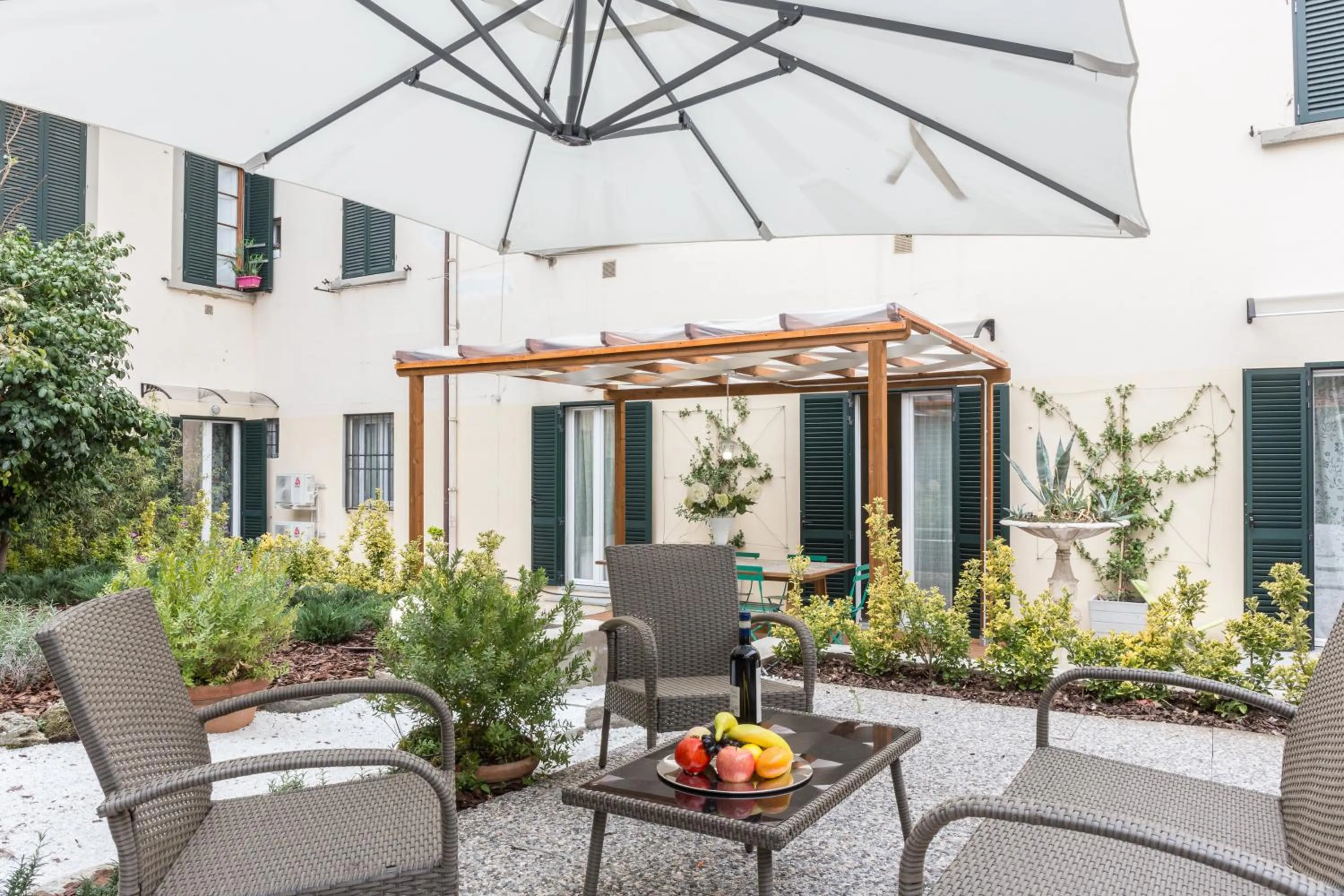 Garden in Pilastri Majestic Garden by Mmega