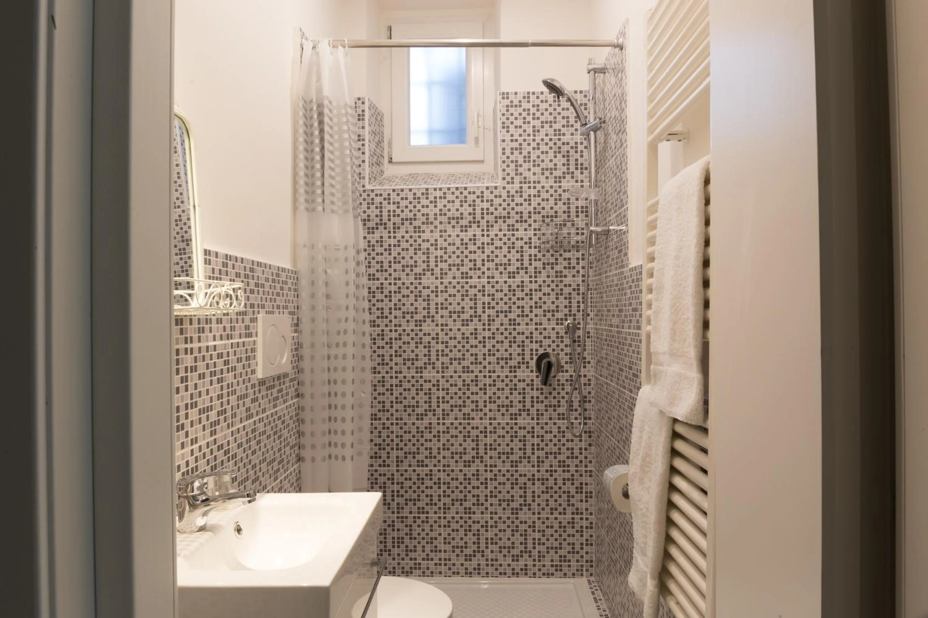 Shower in Pilastri Majestic Garden by Mmega