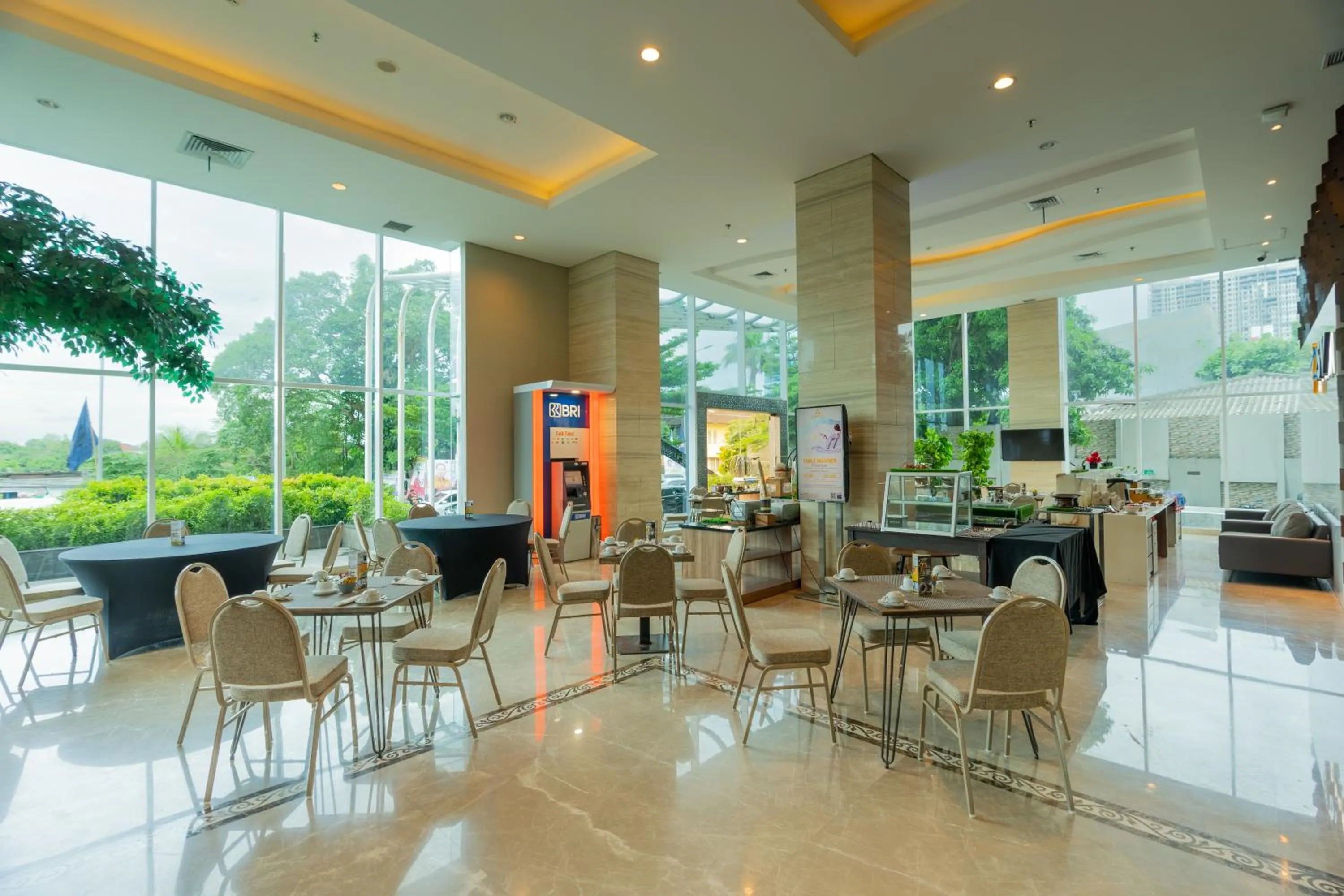 Restaurant/places to eat in Azana Suites Hotel Antasari