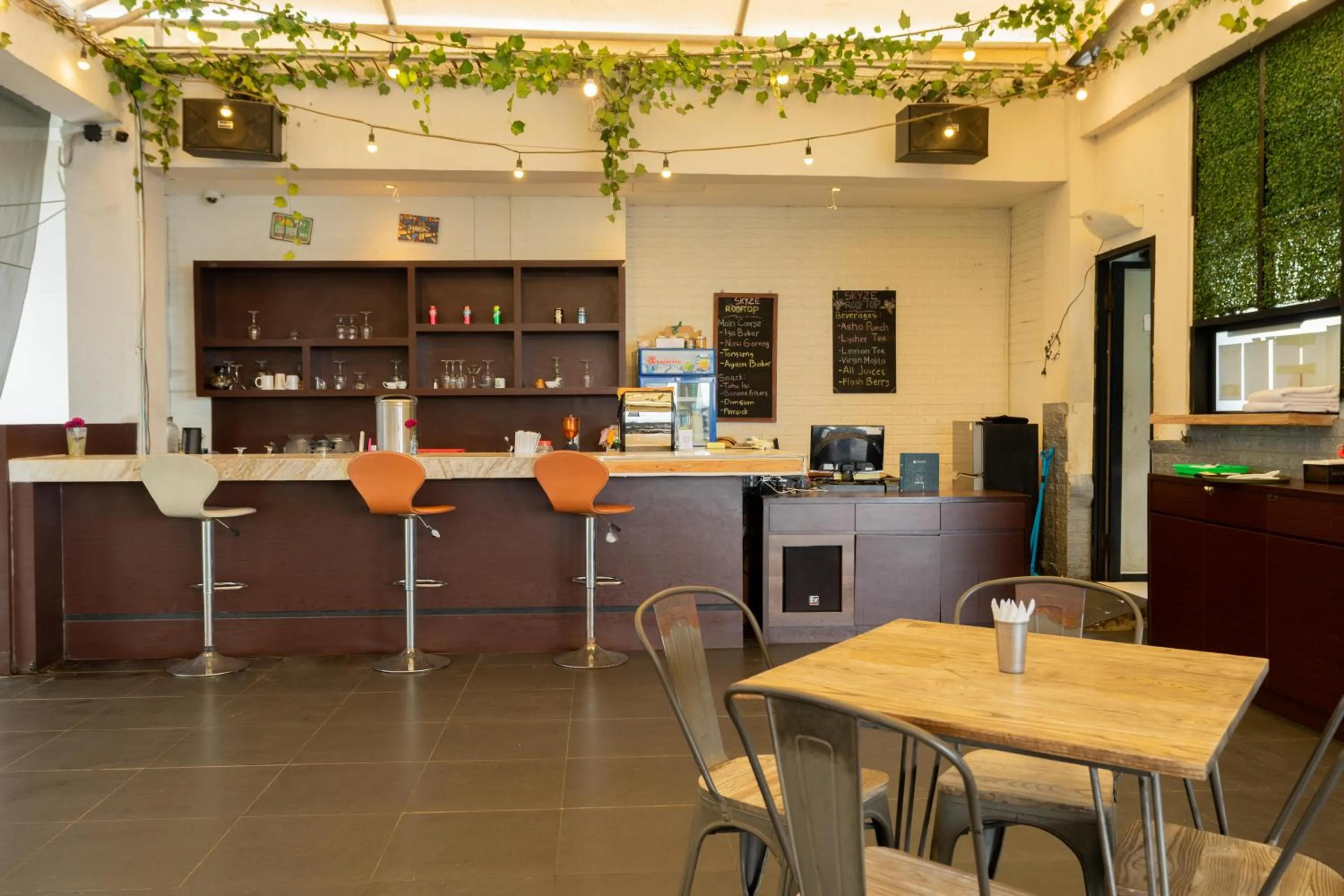 Restaurant/places to eat in Azana Suites Hotel Antasari