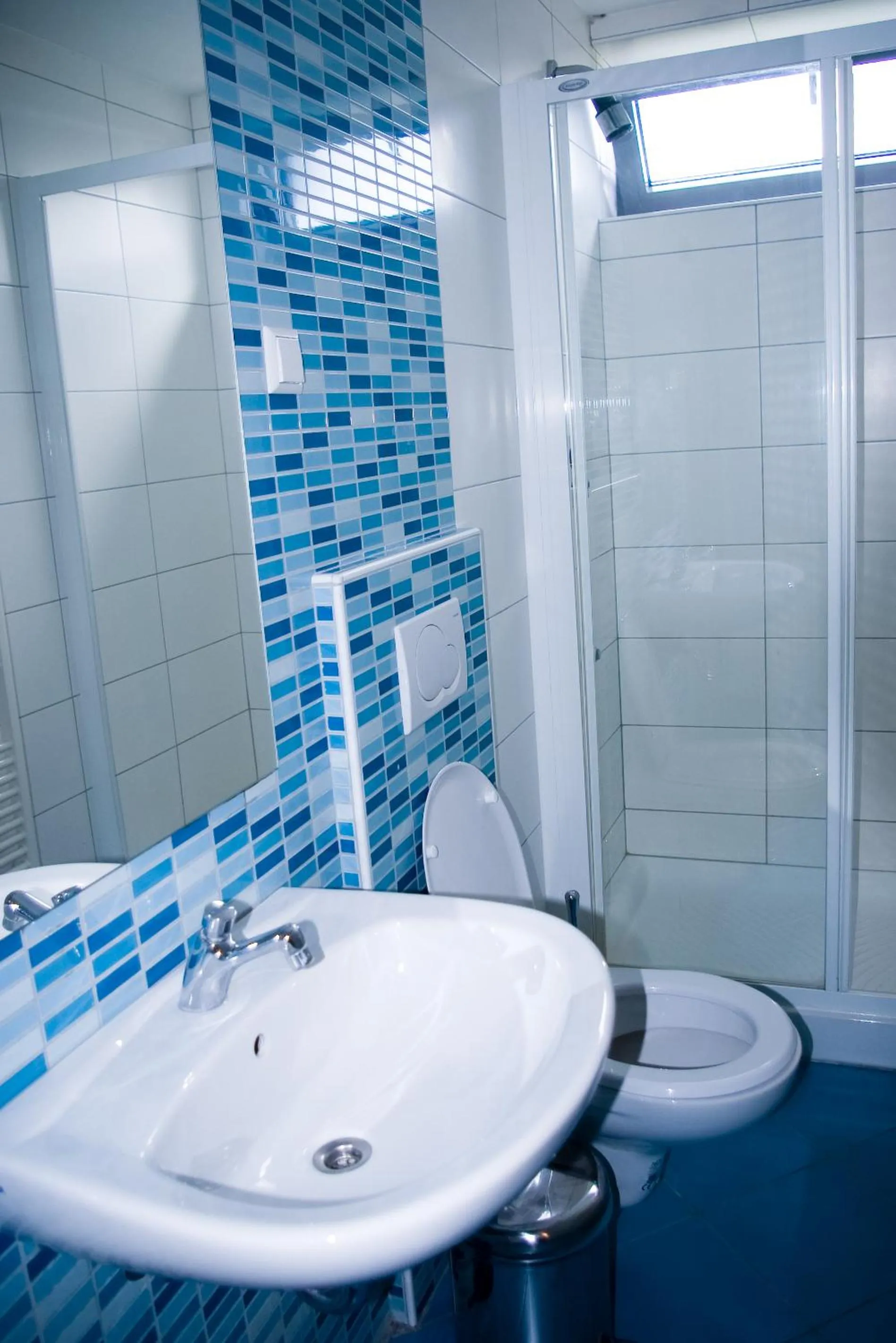 Shower in Simbol Rooms with free private parking