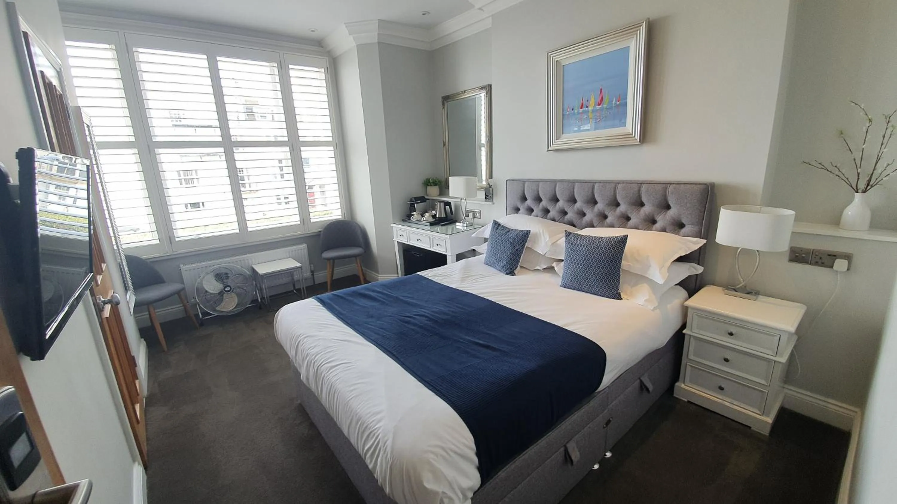 Living room, Bed in A Room With A View - Free Parking