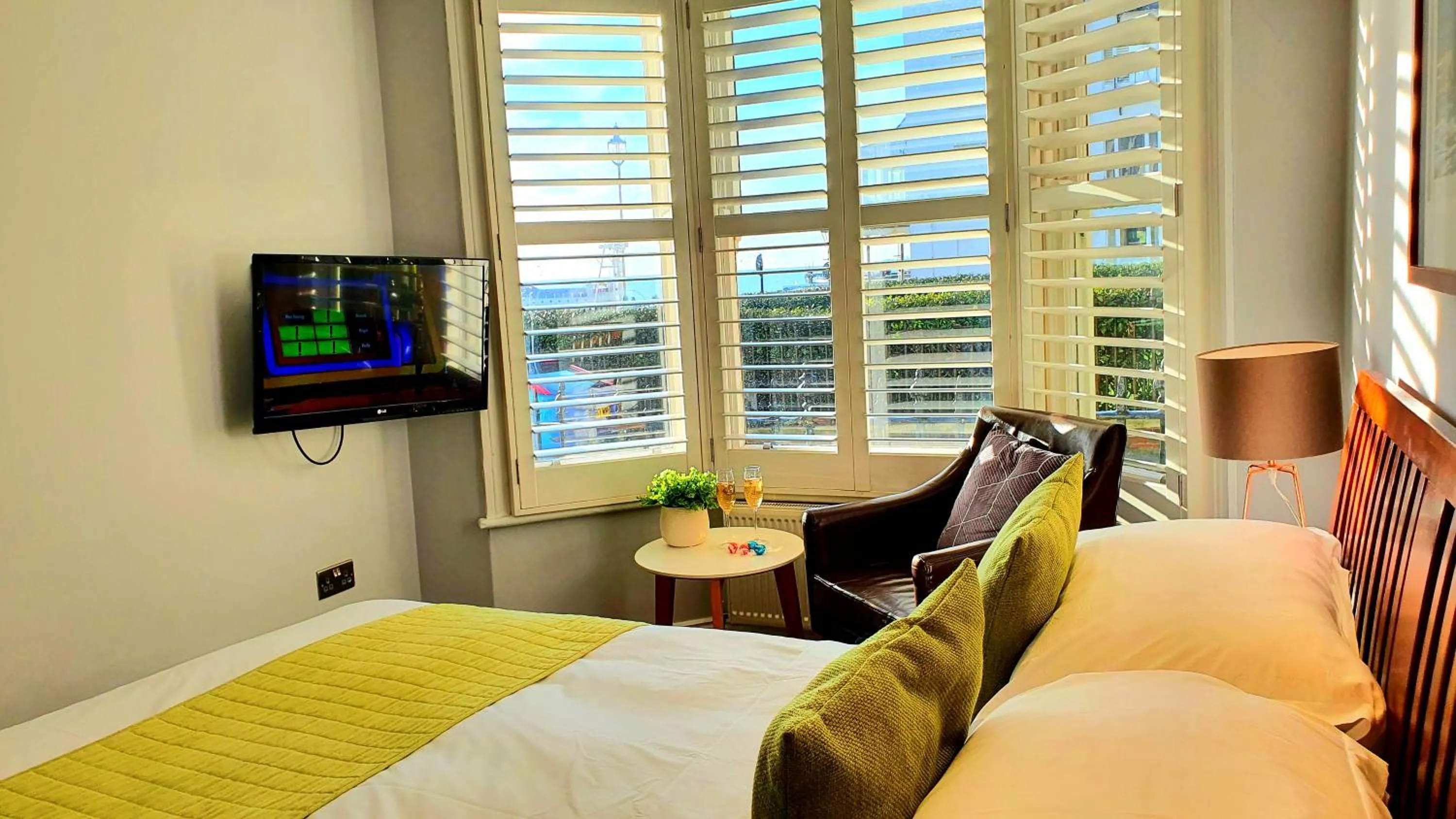 Bedroom, Bed in A Room With A View - Free Parking