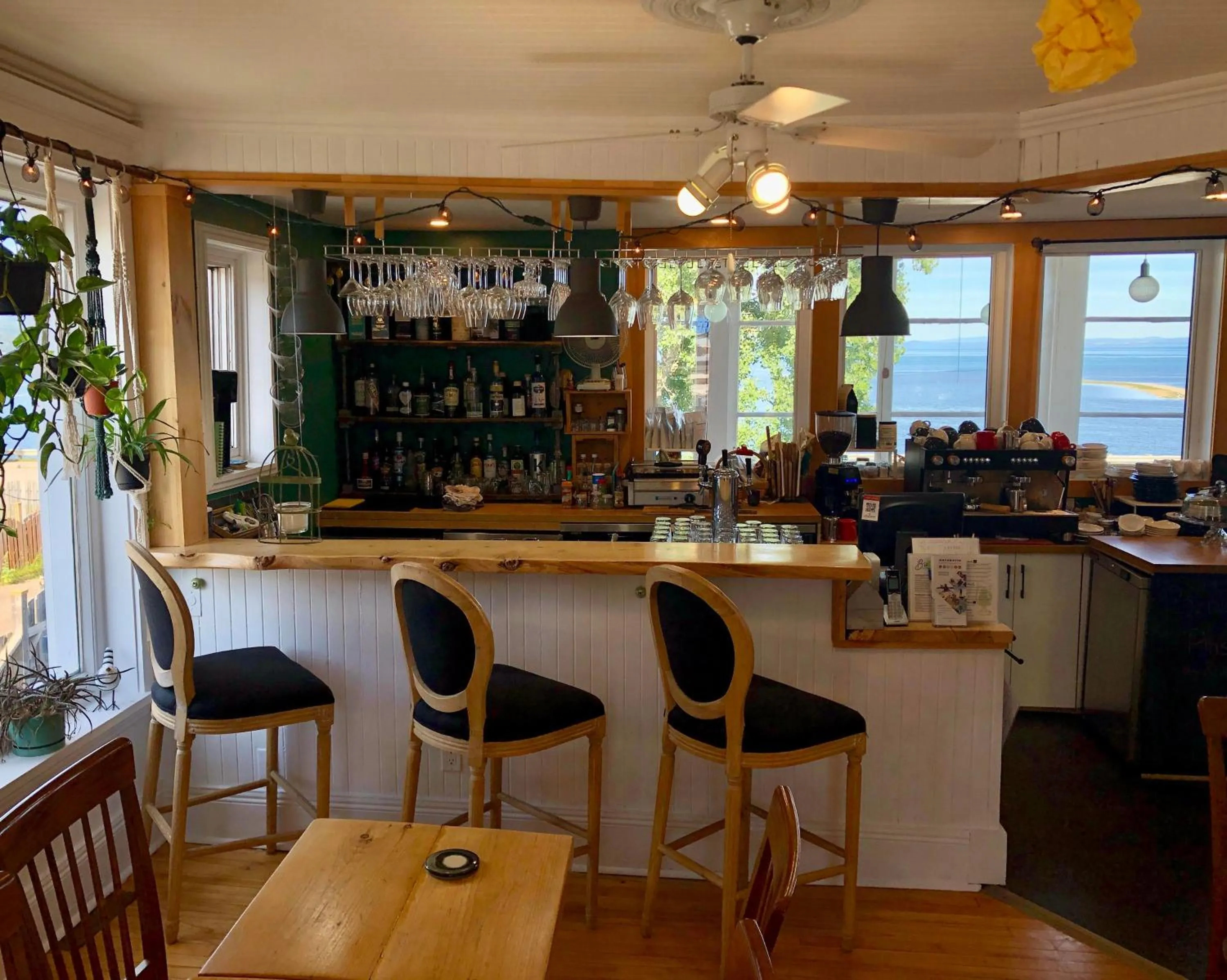 Lounge or bar in Les Pinsons des Rives