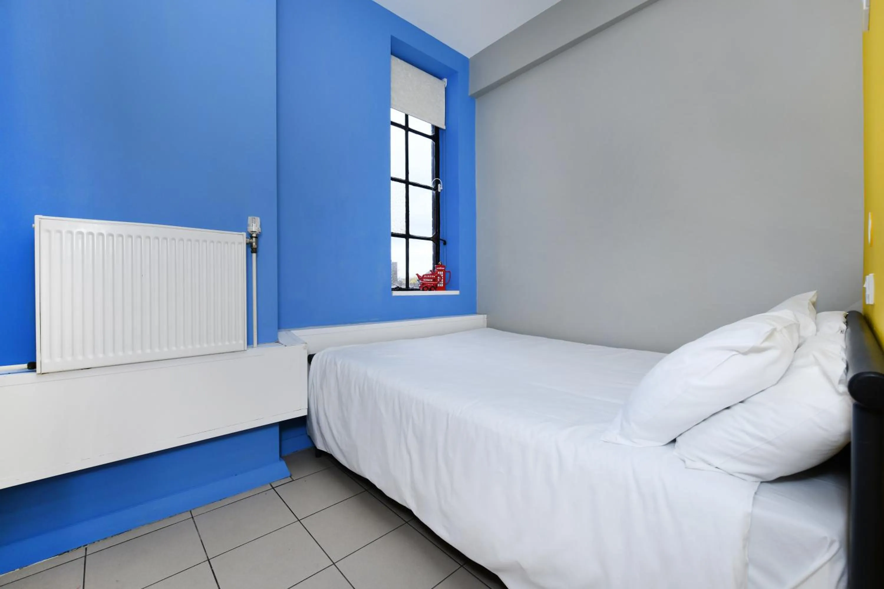 Photo of the whole room, Bed in Rest Up London