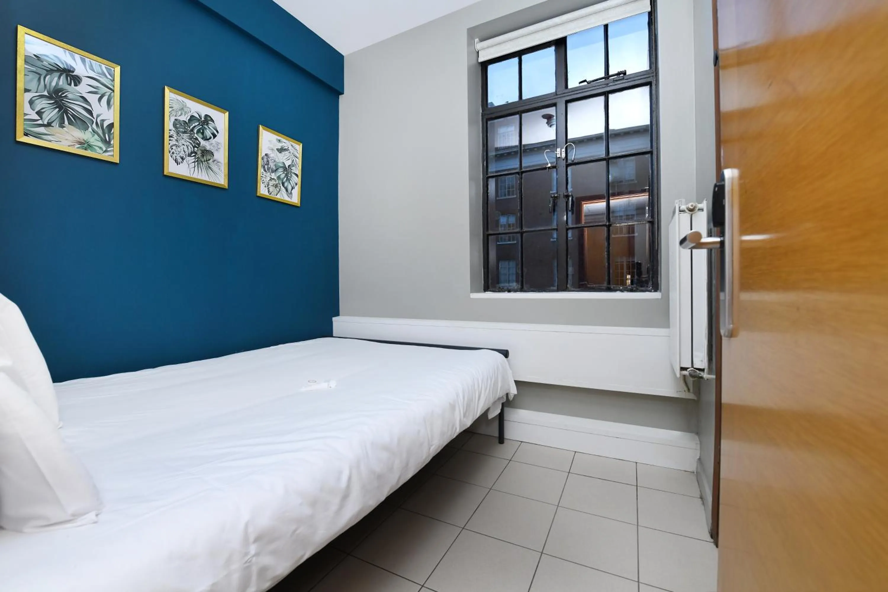 Photo of the whole room, Bed in Rest Up London