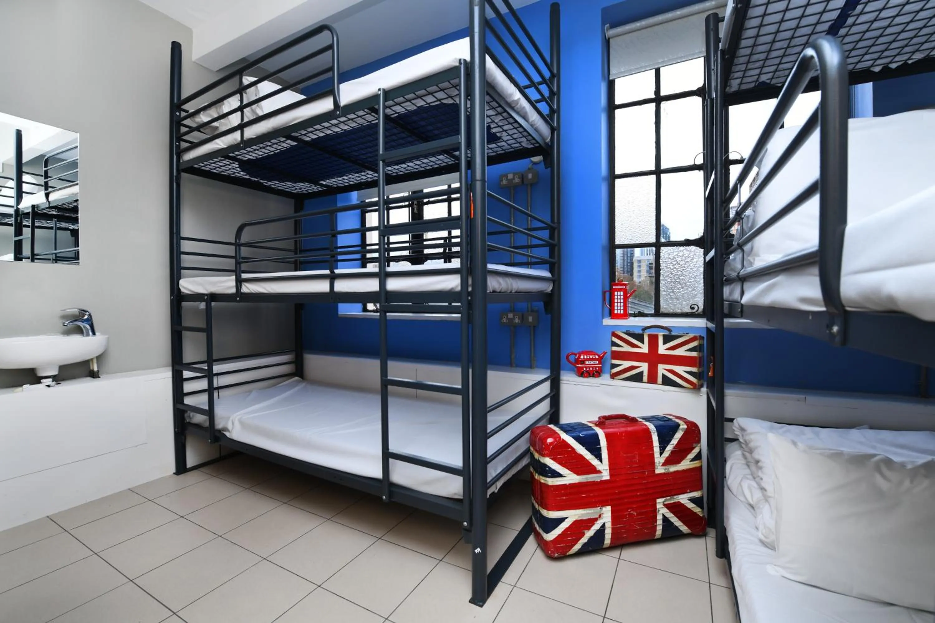 Photo of the whole room, Bed in Rest Up London