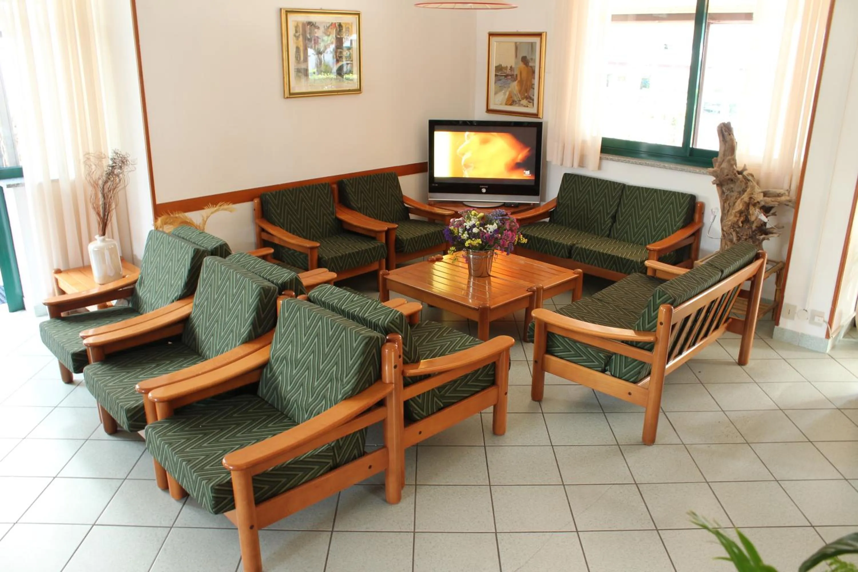 Communal lounge/ TV room in Hotel Eden