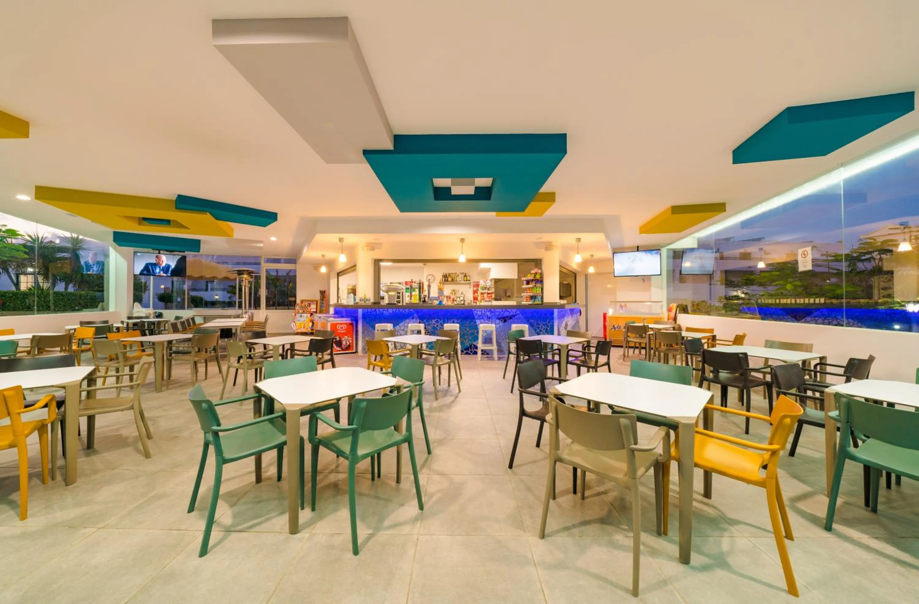 Restaurant/places to eat in Apartamentos Santa Rosa