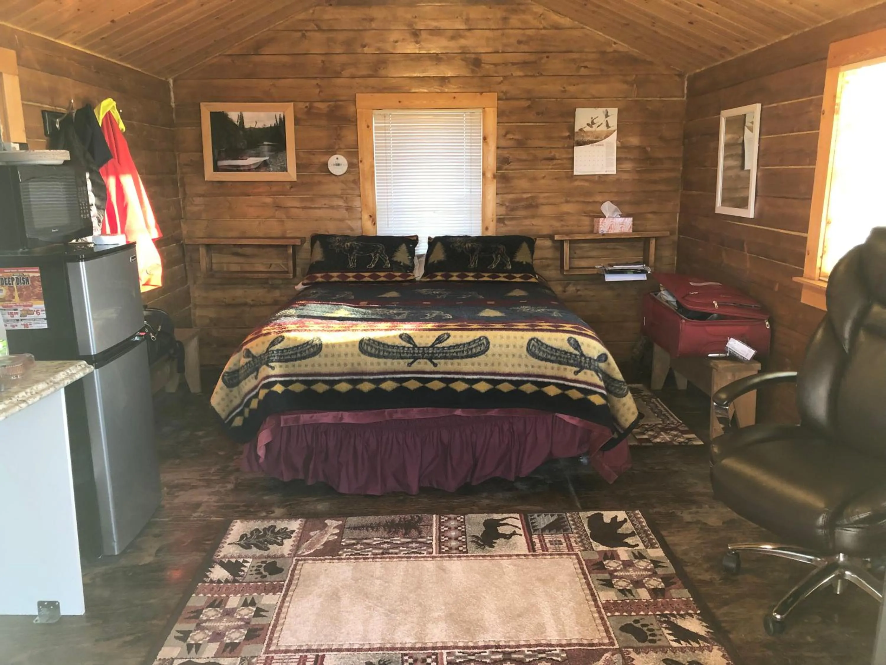 Bed in Alaska Log Cabins on the Pond