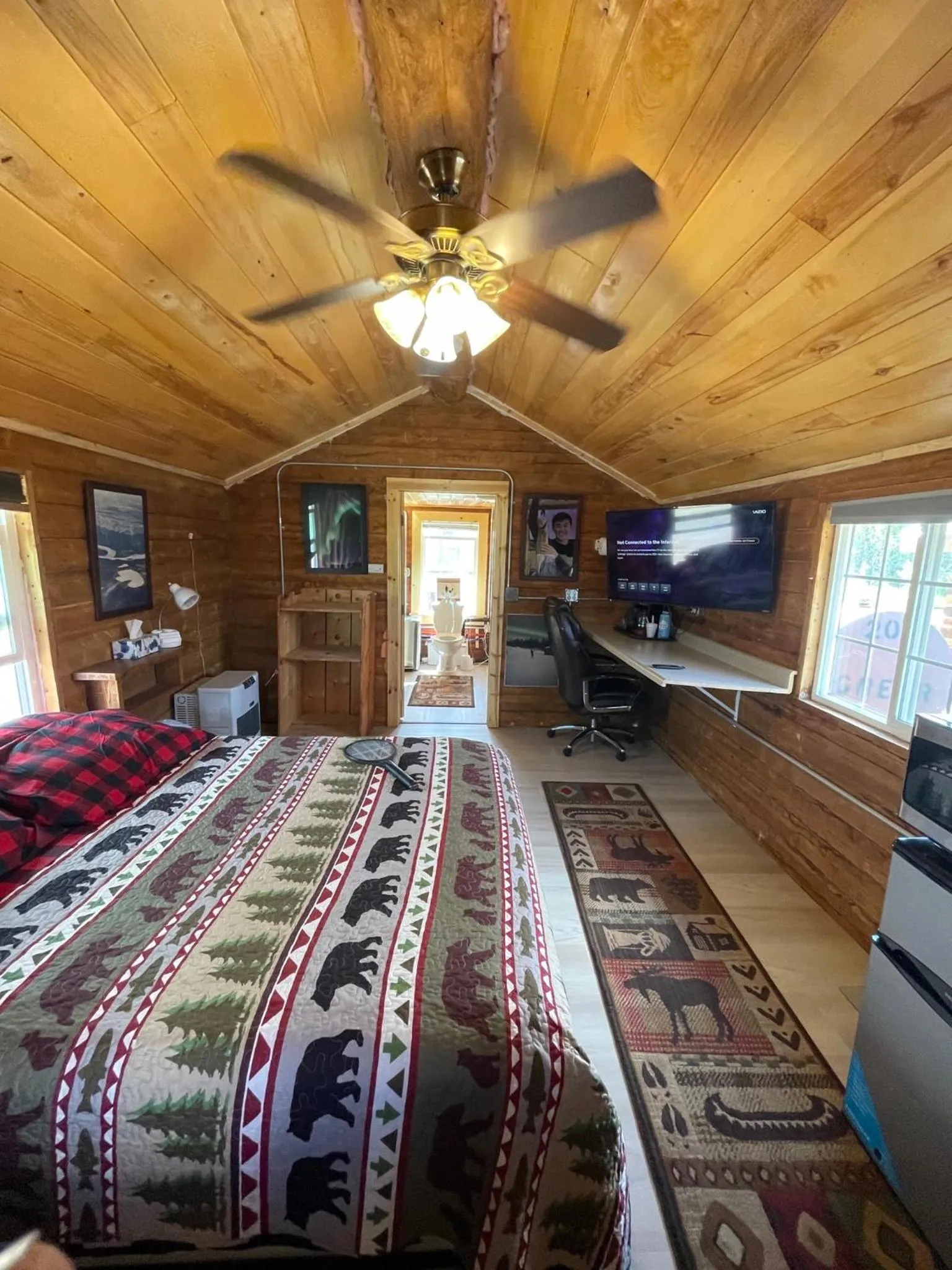 Bed in Alaska Log Cabins on the Pond