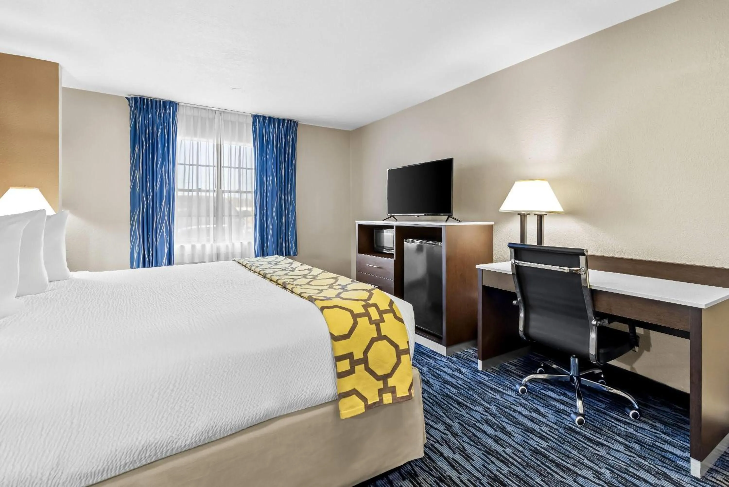 Bath, Bed in Baymont by Wyndham Port Arthur - Groves Area