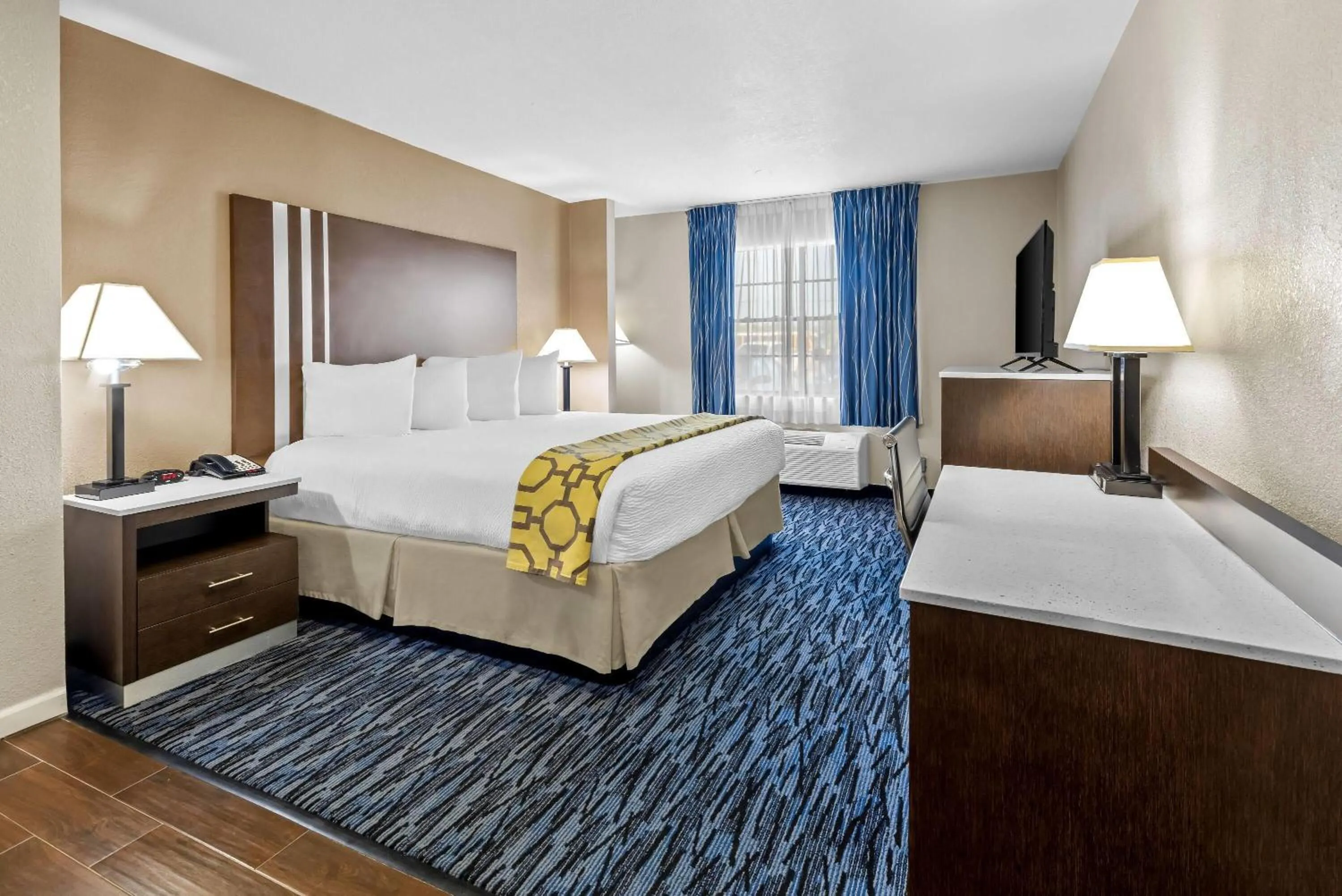 Bath, Bed in Baymont by Wyndham Port Arthur - Groves Area