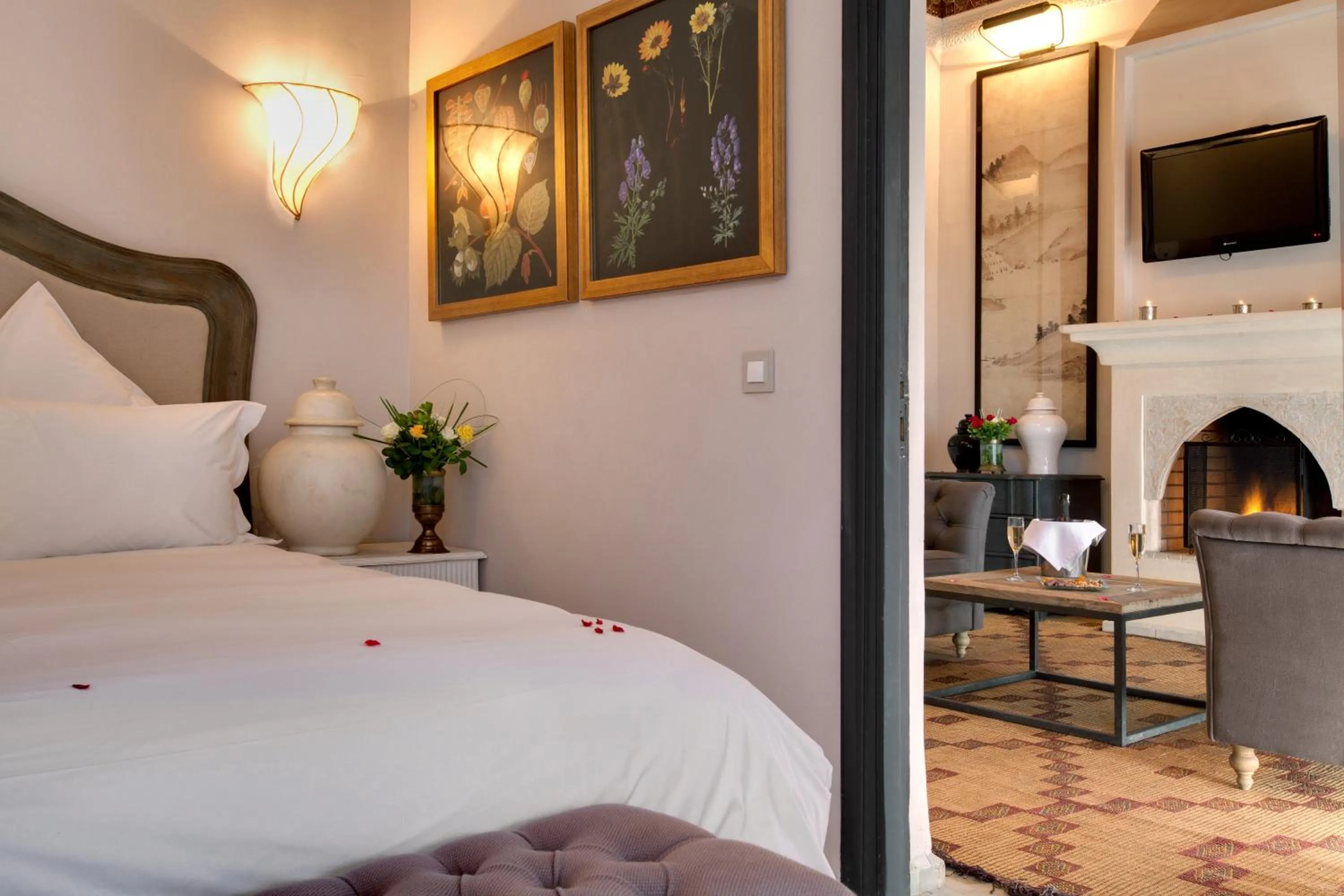 Living room, Bed in Palais de l'O - Maison d'hôtes