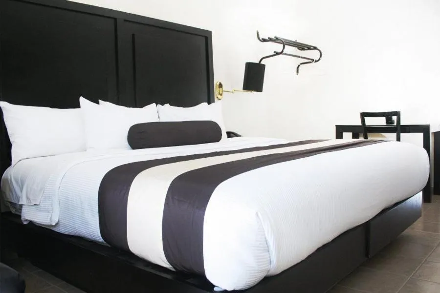 Bed in Hotel El Camino Inn & Suites