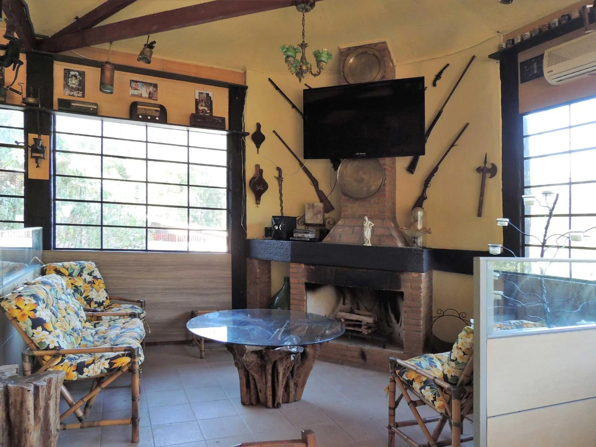 Communal lounge/ TV room in Pousada Juriti - Eco Hotel