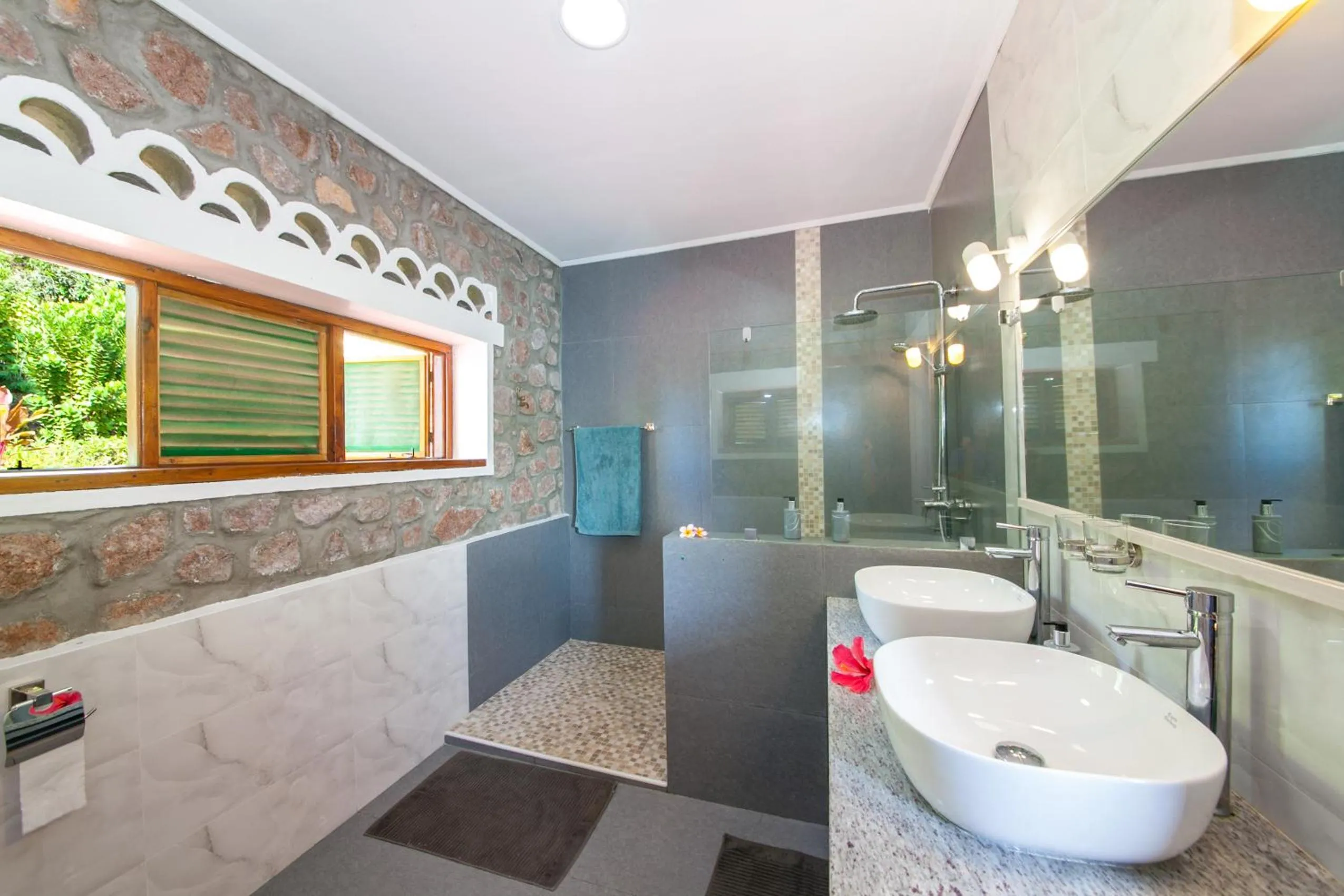 Shower in La Saline
