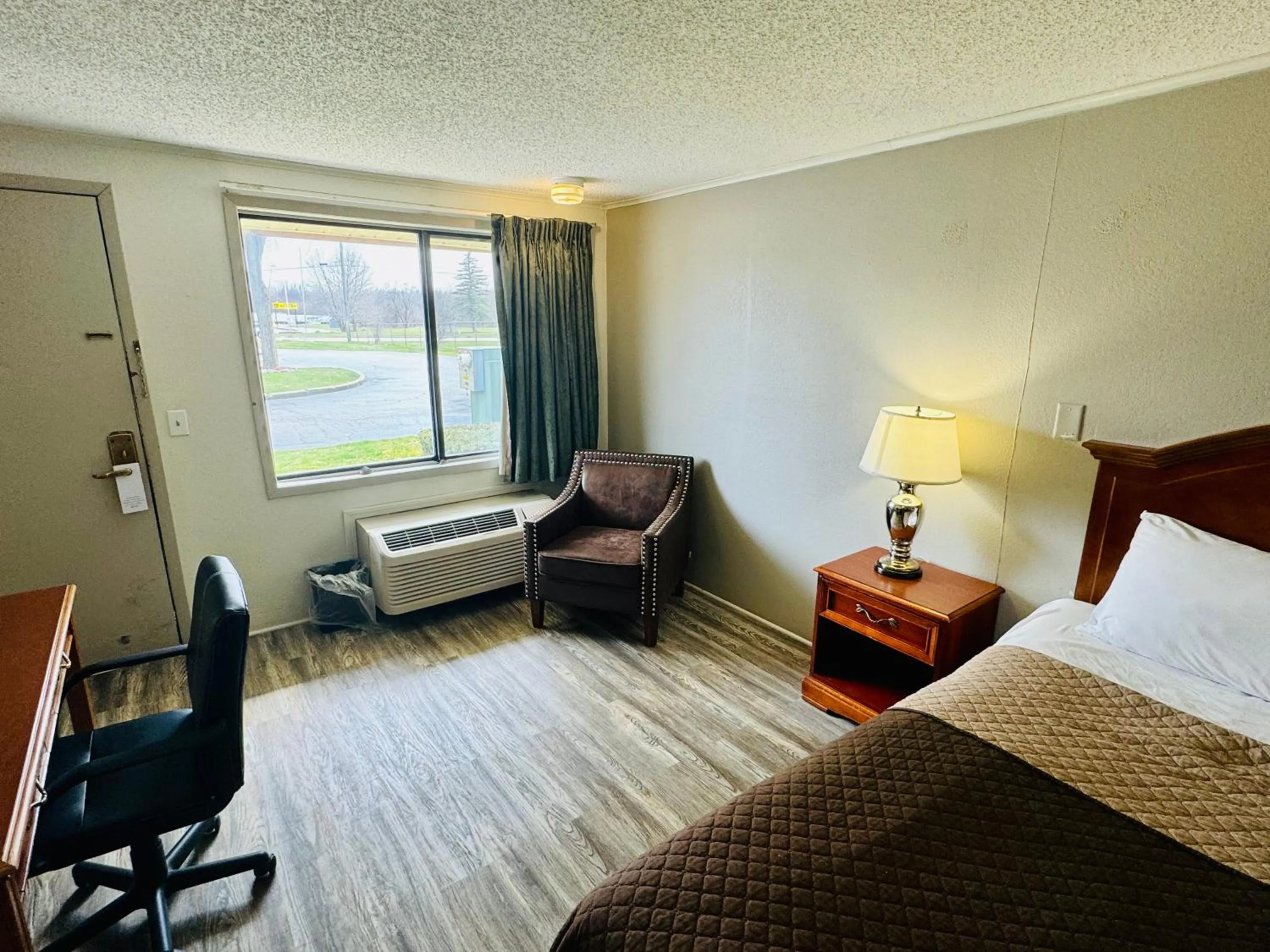 TV and multimedia, Bed in Knights Inn Bridgeport Frankenmuth