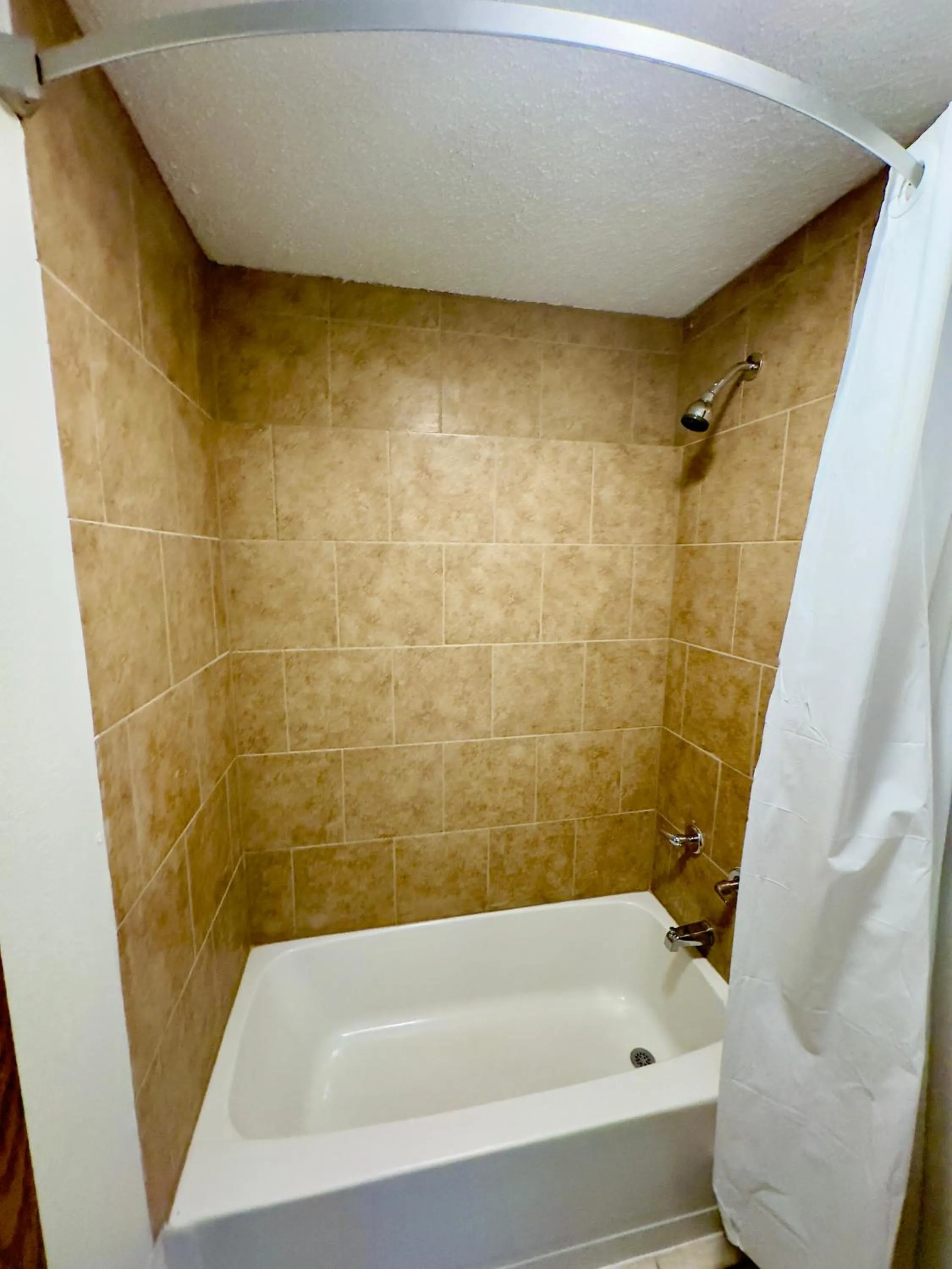 Shower in Knights Inn Bridgeport Frankenmuth