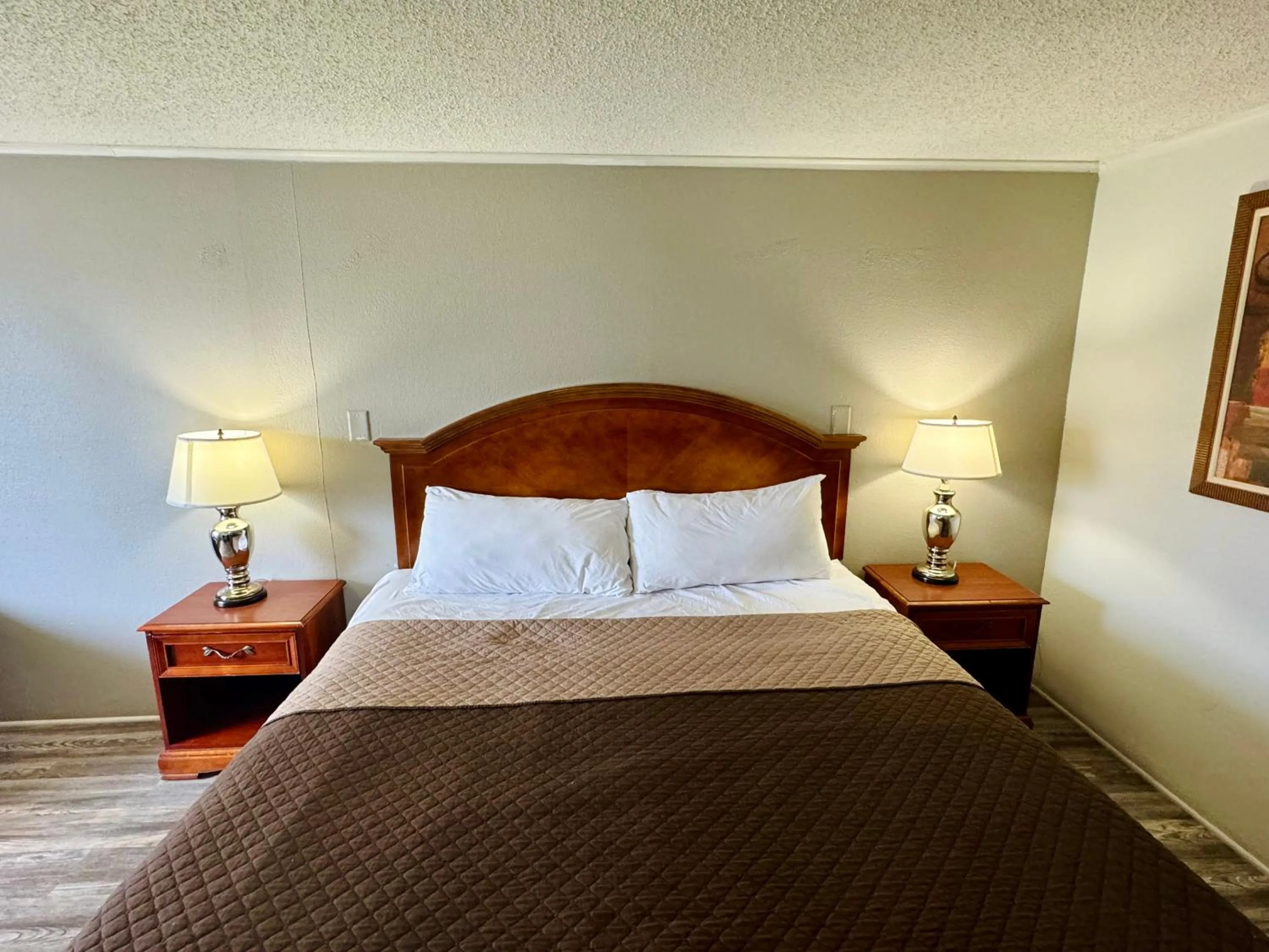 Bed in Knights Inn Bridgeport Frankenmuth