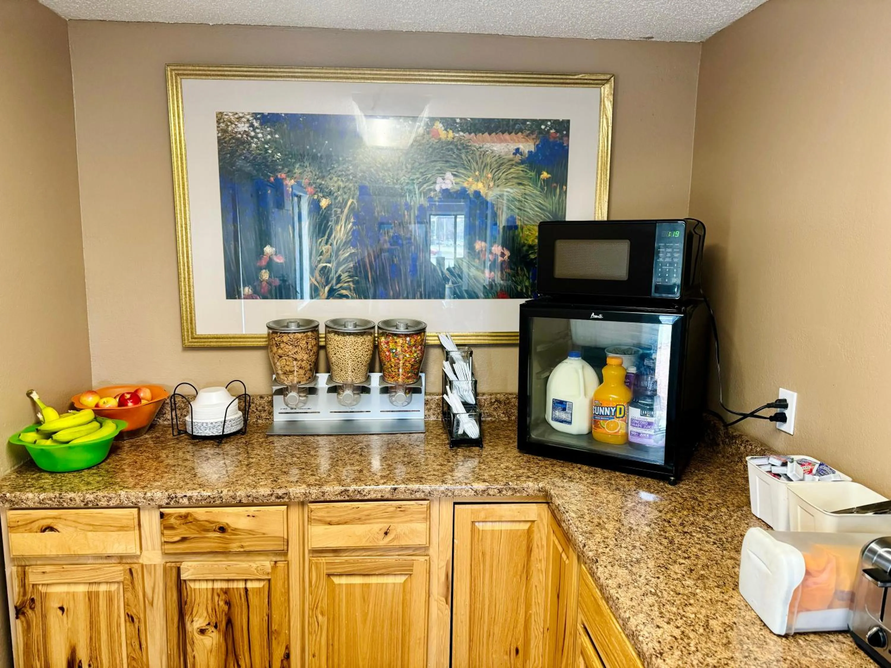 Breakfast in Knights Inn Bridgeport Frankenmuth