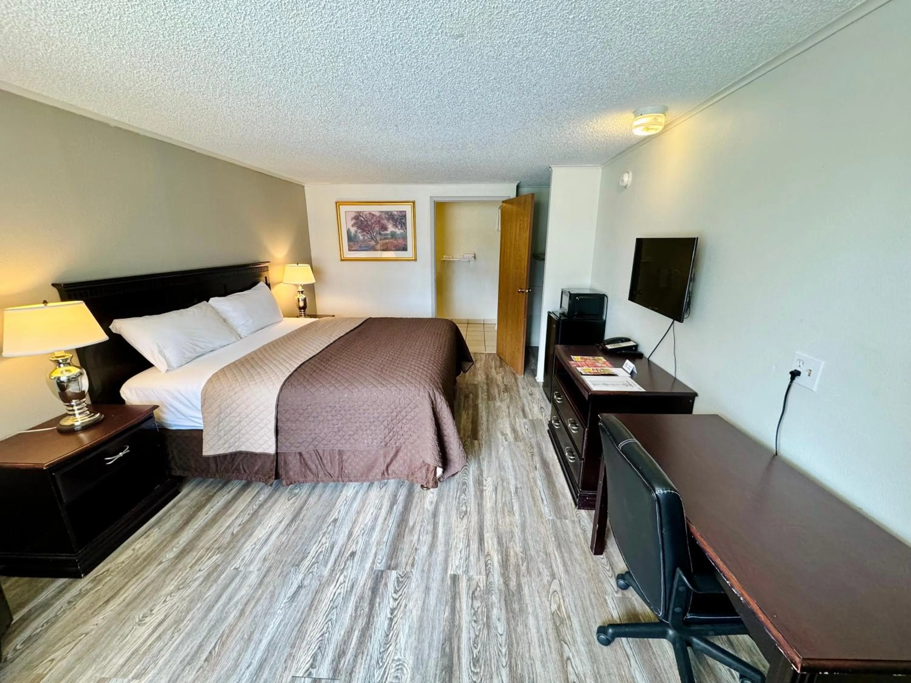 Photo of the whole room, Bed in Knights Inn Bridgeport Frankenmuth