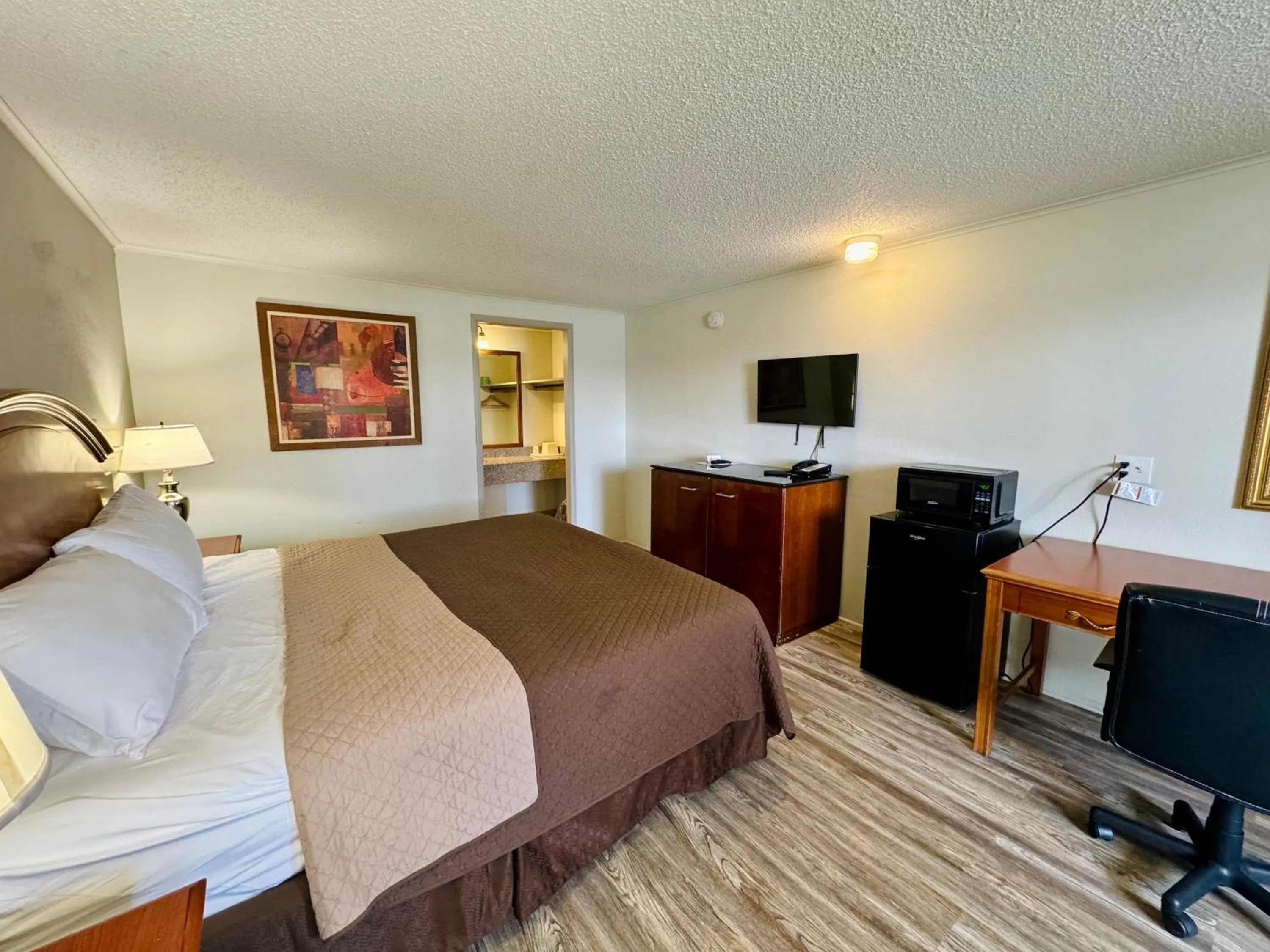 Bed in Knights Inn Bridgeport Frankenmuth