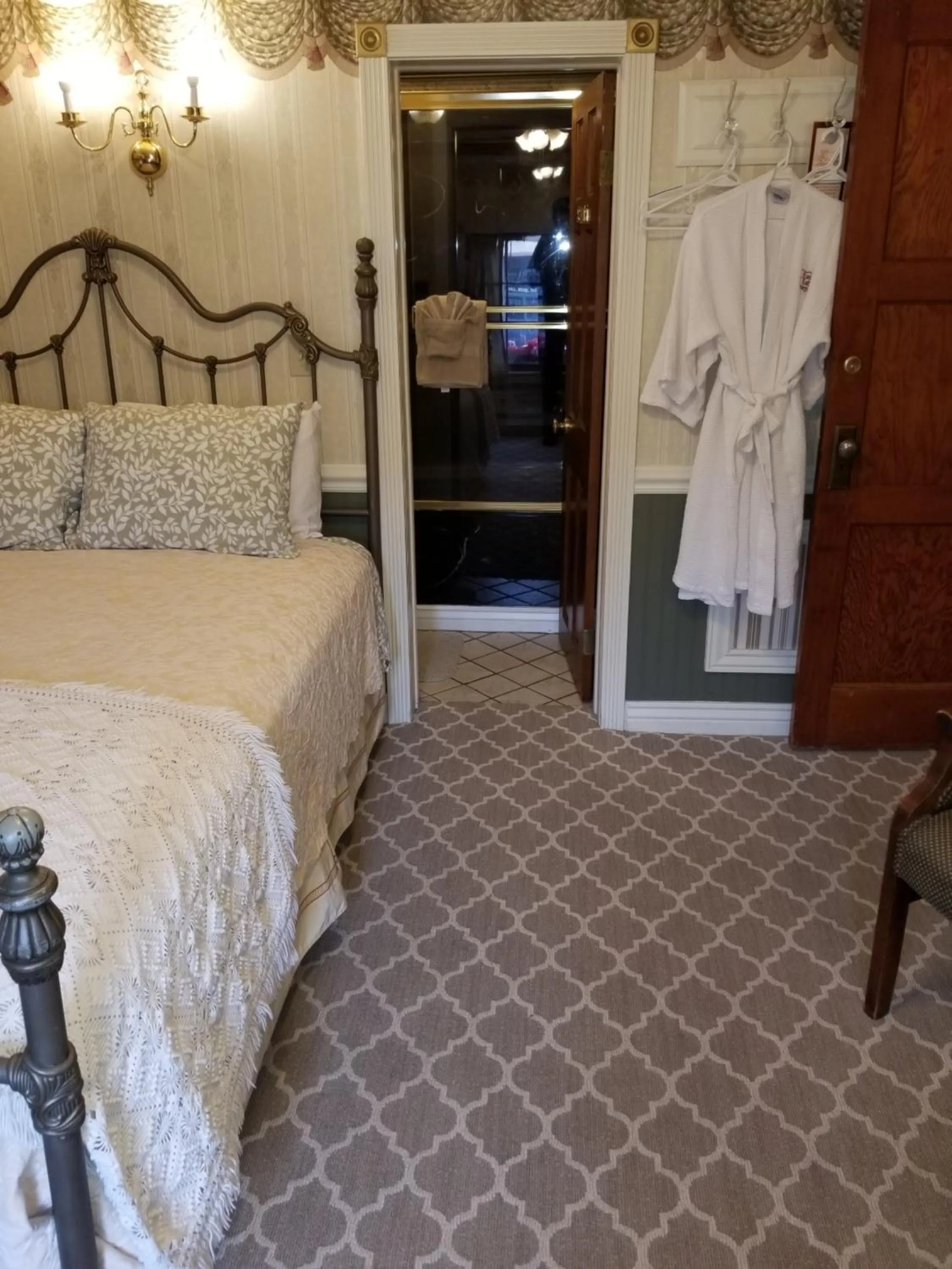 Shower, Bed in Frisco Lodge